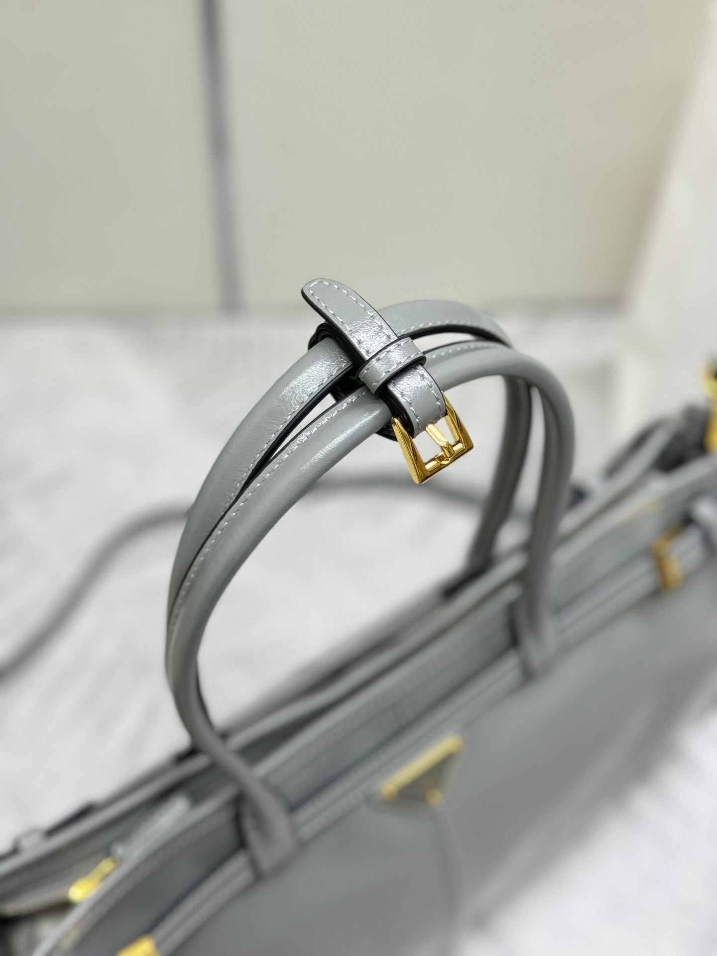 {Style No: AYGVQYFJ} PRADA 25S BONNIE LARGE HANDBAG 38 IN GRAY GLOSSY CALFSKIN GOLD HARDWARE - Image 7
