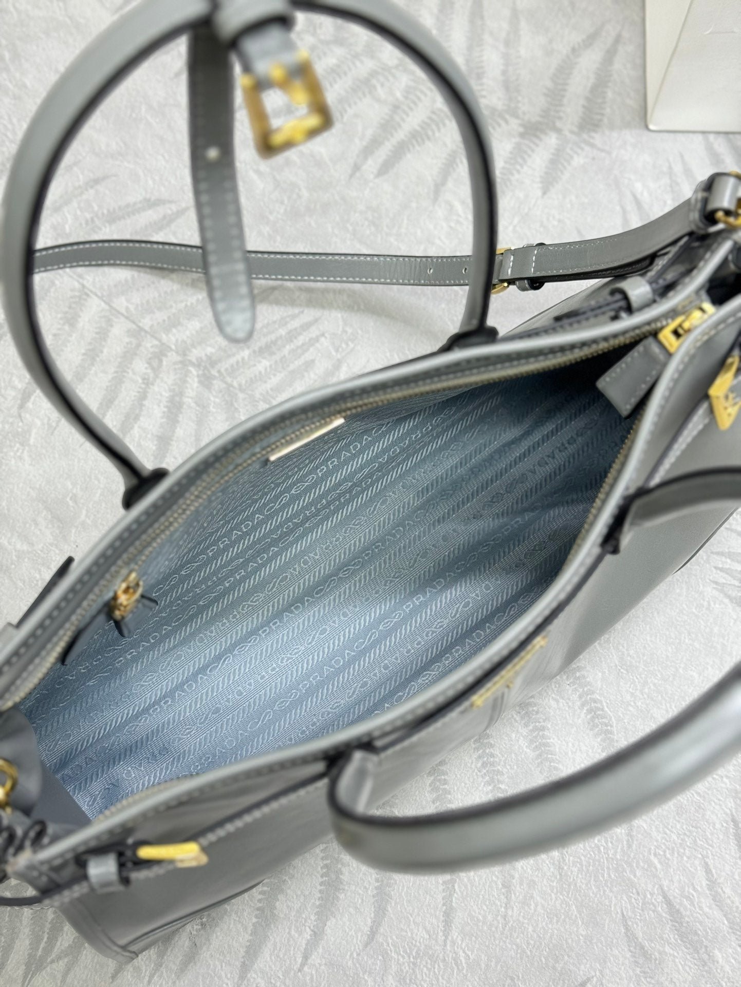 {Style No: AYGVQYFJ} PRADA 25S BONNIE LARGE HANDBAG 38 IN GRAY GLOSSY CALFSKIN GOLD HARDWARE - Image 5