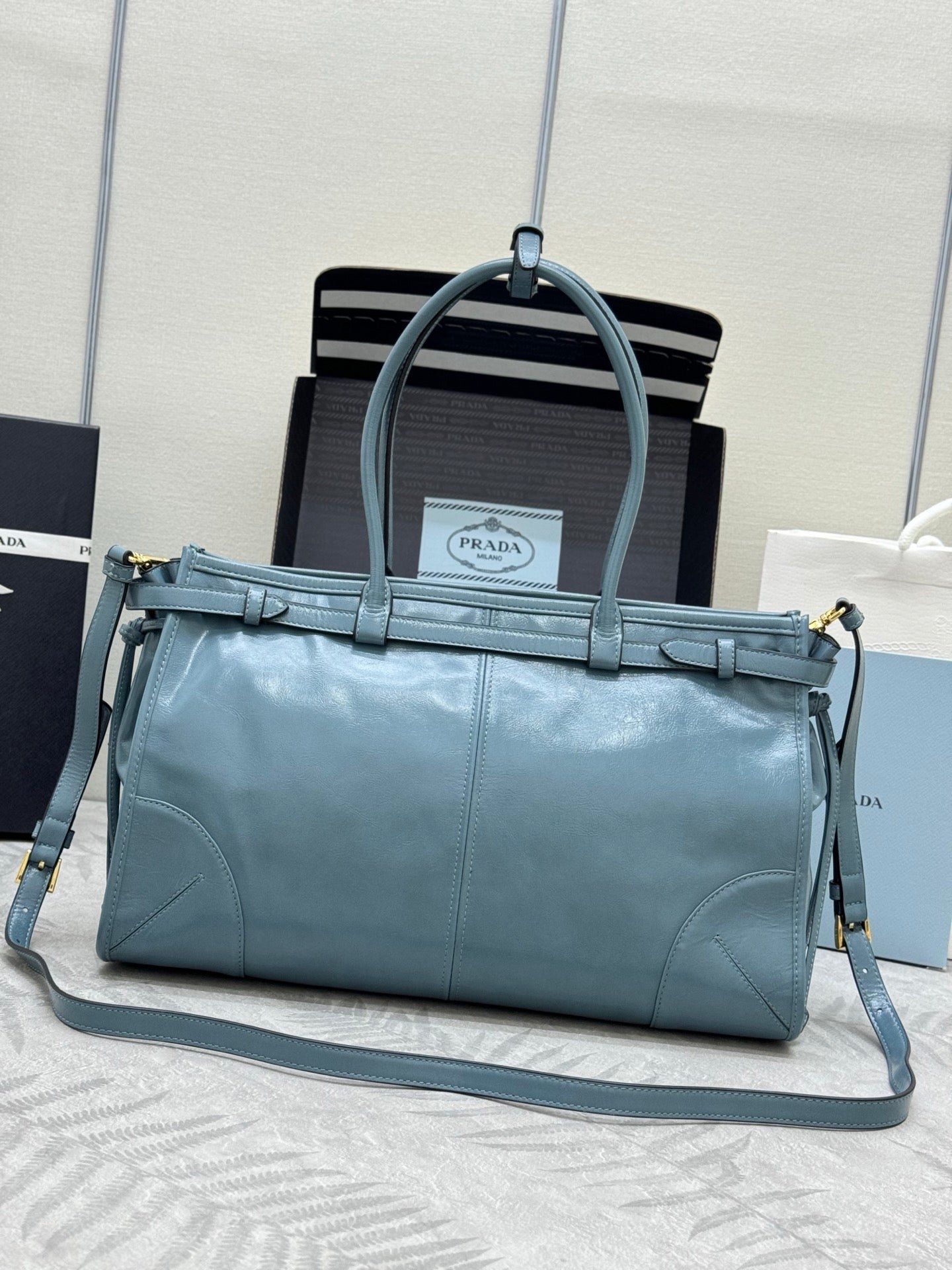 {Style No: G432J3EG} PRADA 25S BONNIE LARGE HANDBAG 38 IN LIGHT BLUE GLOSSY CALFSKIN GOLD HARDWARE - Image 2