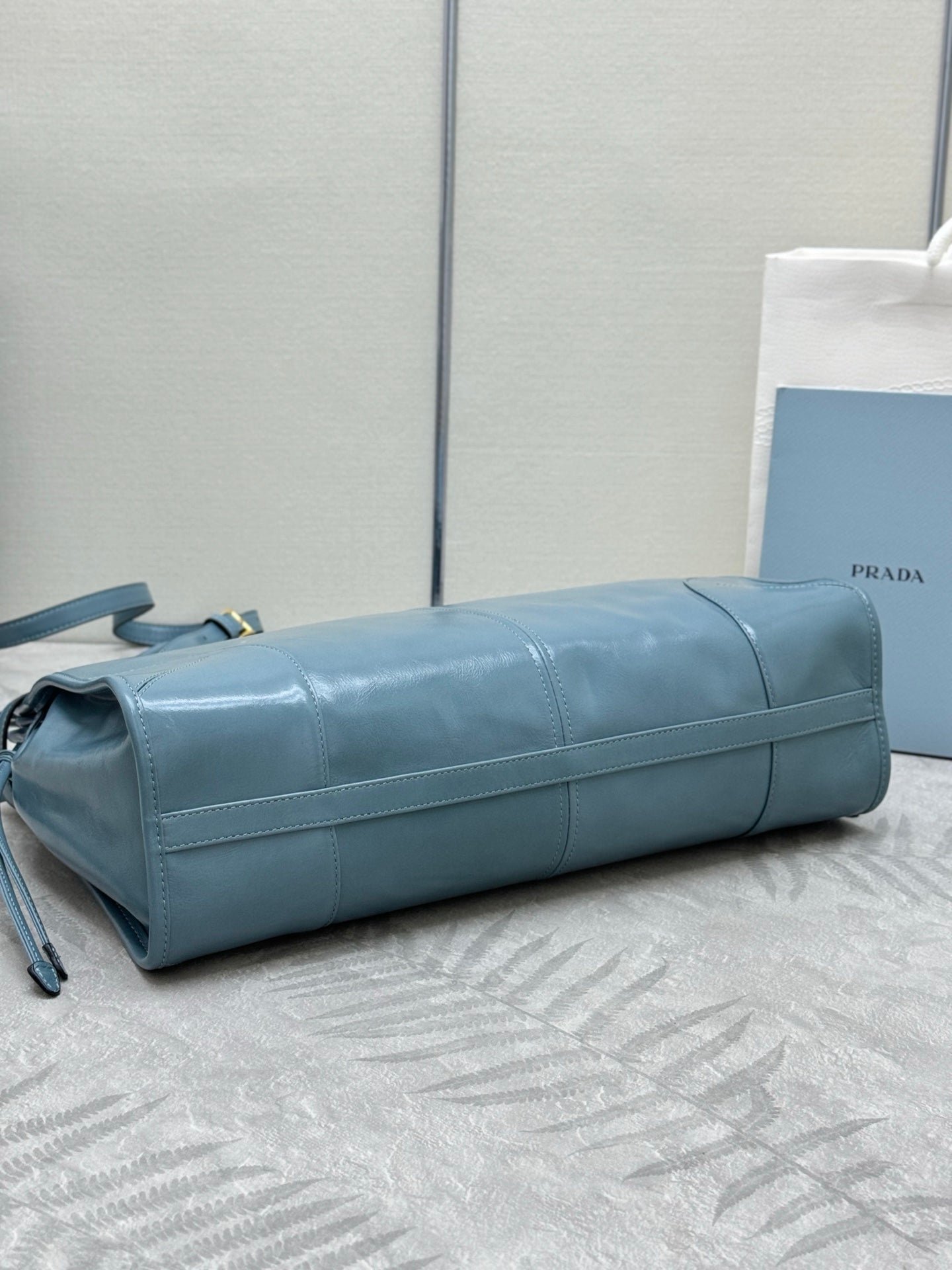 {Style No: G432J3EG} PRADA 25S BONNIE LARGE HANDBAG 38 IN LIGHT BLUE GLOSSY CALFSKIN GOLD HARDWARE - Image 8