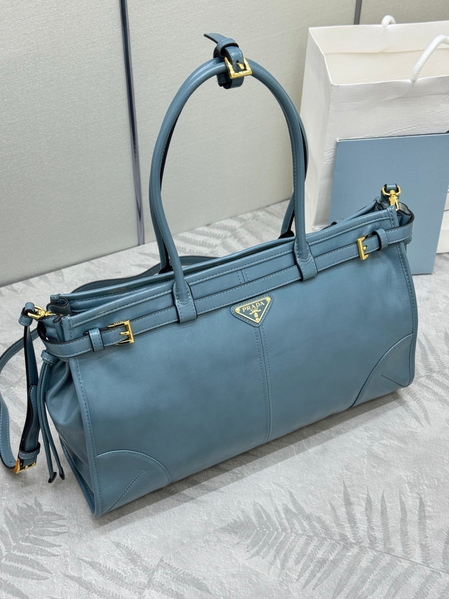 {Style No: G432J3EG} PRADA 25S BONNIE LARGE HANDBAG 38 IN LIGHT BLUE GLOSSY CALFSKIN GOLD HARDWARE - Image 6