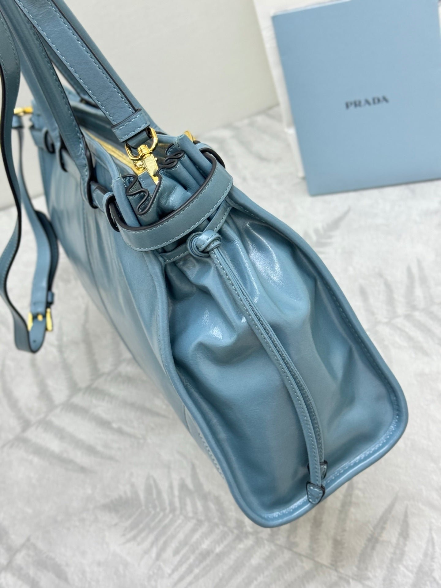 {Style No: G432J3EG} PRADA 25S BONNIE LARGE HANDBAG 38 IN LIGHT BLUE GLOSSY CALFSKIN GOLD HARDWARE - Image 4