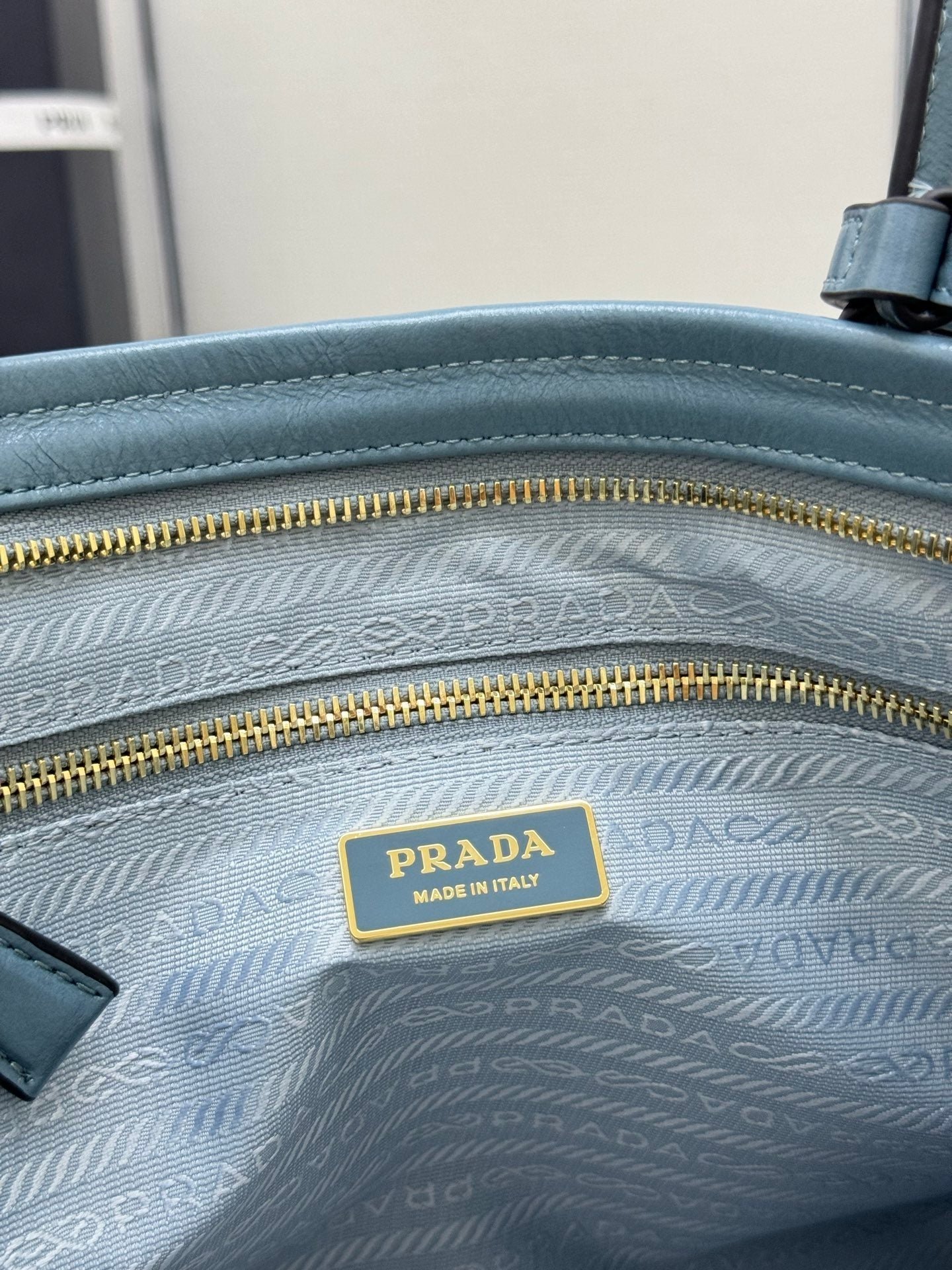 {Style No: G432J3EG} PRADA 25S BONNIE LARGE HANDBAG 38 IN LIGHT BLUE GLOSSY CALFSKIN GOLD HARDWARE - Image 9