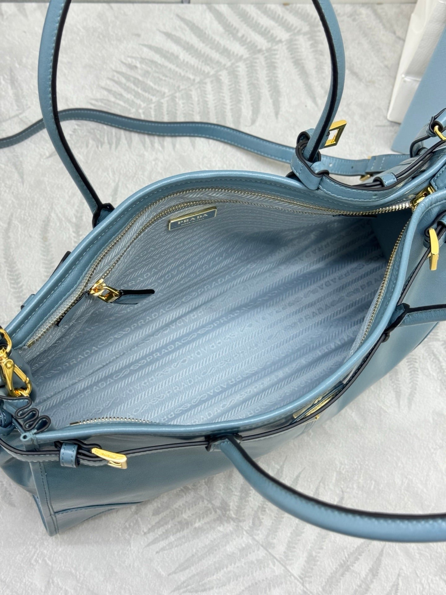 {Style No: G432J3EG} PRADA 25S BONNIE LARGE HANDBAG 38 IN LIGHT BLUE GLOSSY CALFSKIN GOLD HARDWARE - Image 5