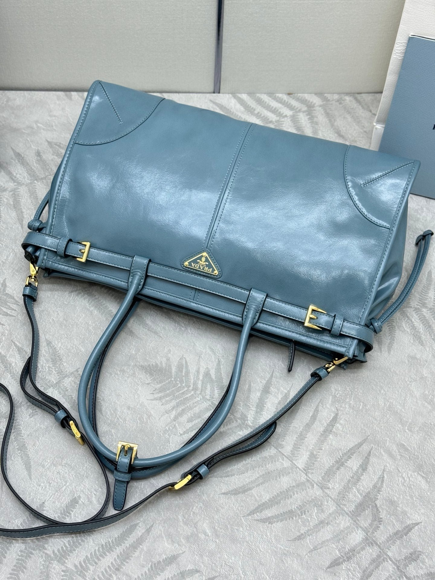 {Style No: 54UUE5UP} PRADA 25S BONNIE LARGE HANDBAG 38 IN LIGHT BLUE GLOSSY CALFSKIN GOLD HARDWRE - Image 7