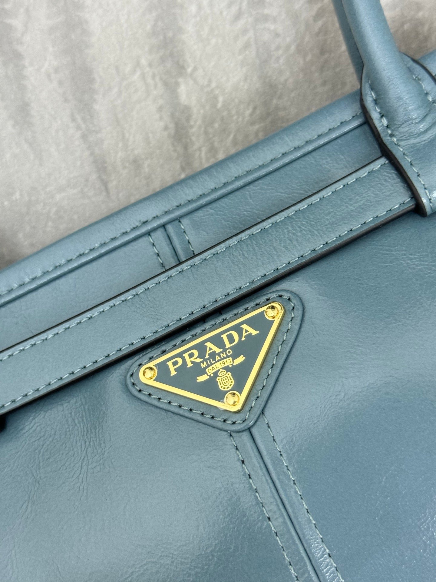 {Style No: 54UUE5UP} PRADA 25S BONNIE LARGE HANDBAG 38 IN LIGHT BLUE GLOSSY CALFSKIN GOLD HARDWRE - Image 3