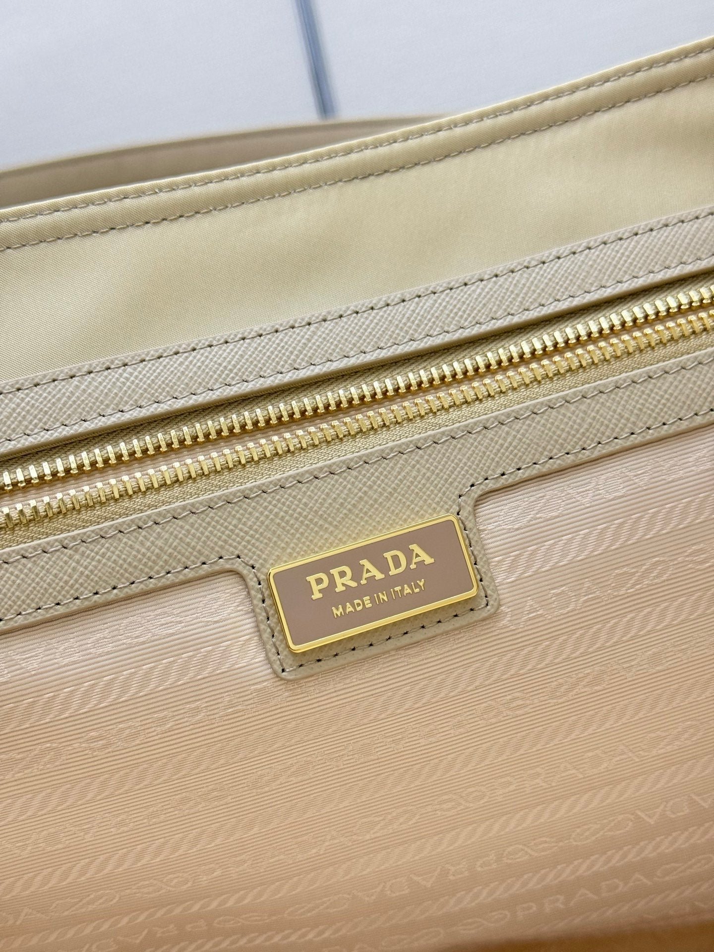 {Style No: NG54F4JW} PRADA 25S RE-EDITION 1978 MEDIUM 35 IN DESERT BEIGE NYLON AND SAFFIANO CALFSKIN - Image 8