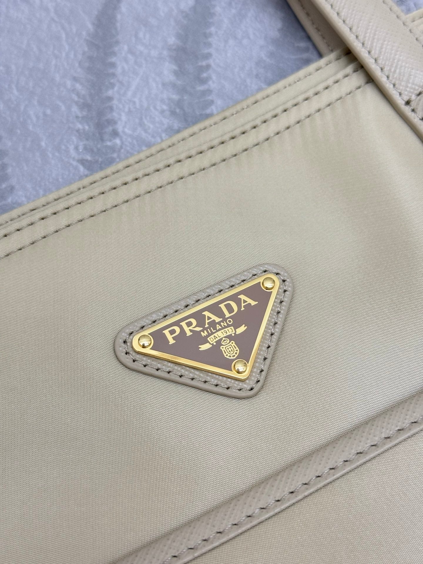 {Style No: NG54F4JW} PRADA 25S RE-EDITION 1978 MEDIUM 35 IN DESERT BEIGE NYLON AND SAFFIANO CALFSKIN - Image 3