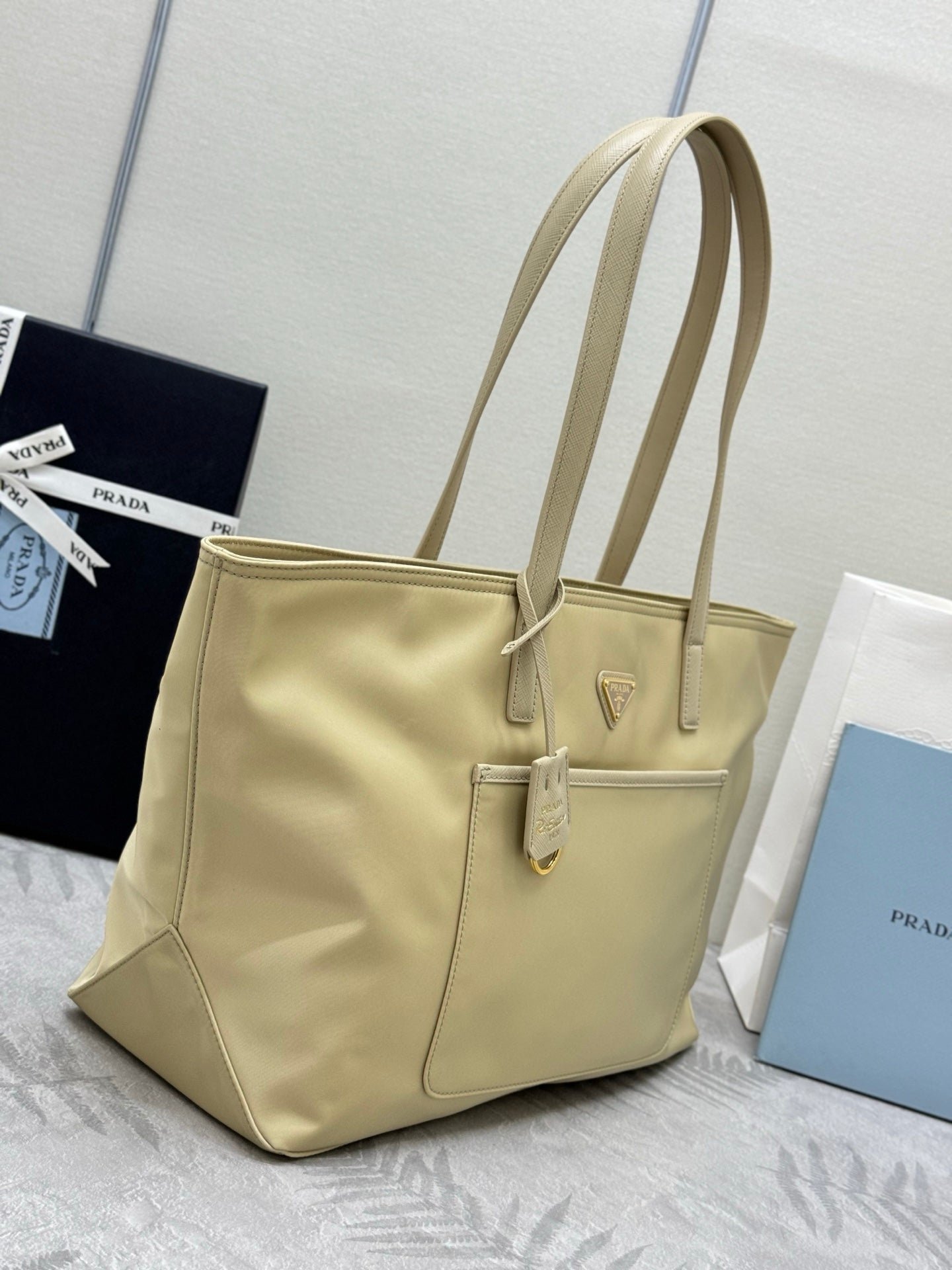 {Style No: NG54F4JW} PRADA 25S RE-EDITION 1978 MEDIUM 35 IN DESERT BEIGE NYLON AND SAFFIANO CALFSKIN - Image 4