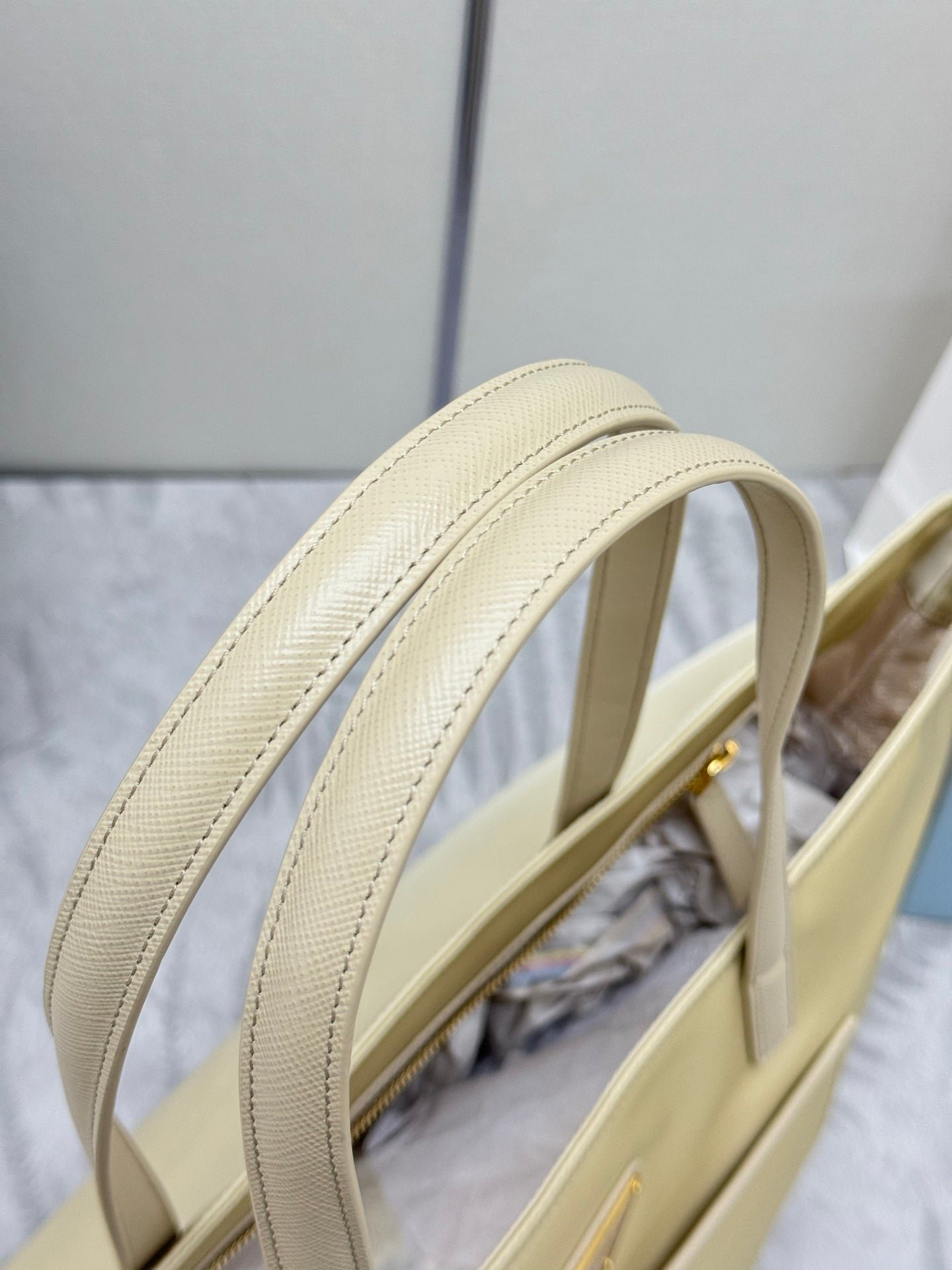 {Style No: NG54F4JW} PRADA 25S RE-EDITION 1978 MEDIUM 35 IN DESERT BEIGE NYLON AND SAFFIANO CALFSKIN - Image 7