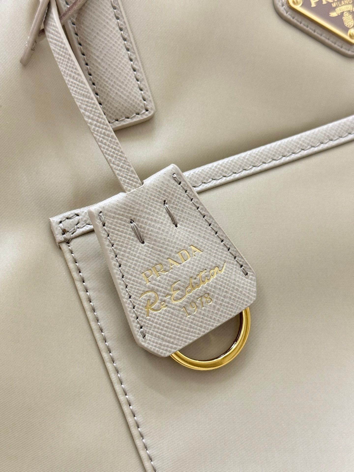 {Style No: NG54F4JW} PRADA 25S RE-EDITION 1978 MEDIUM 35 IN DESERT BEIGE NYLON AND SAFFIANO CALFSKIN - Image 6