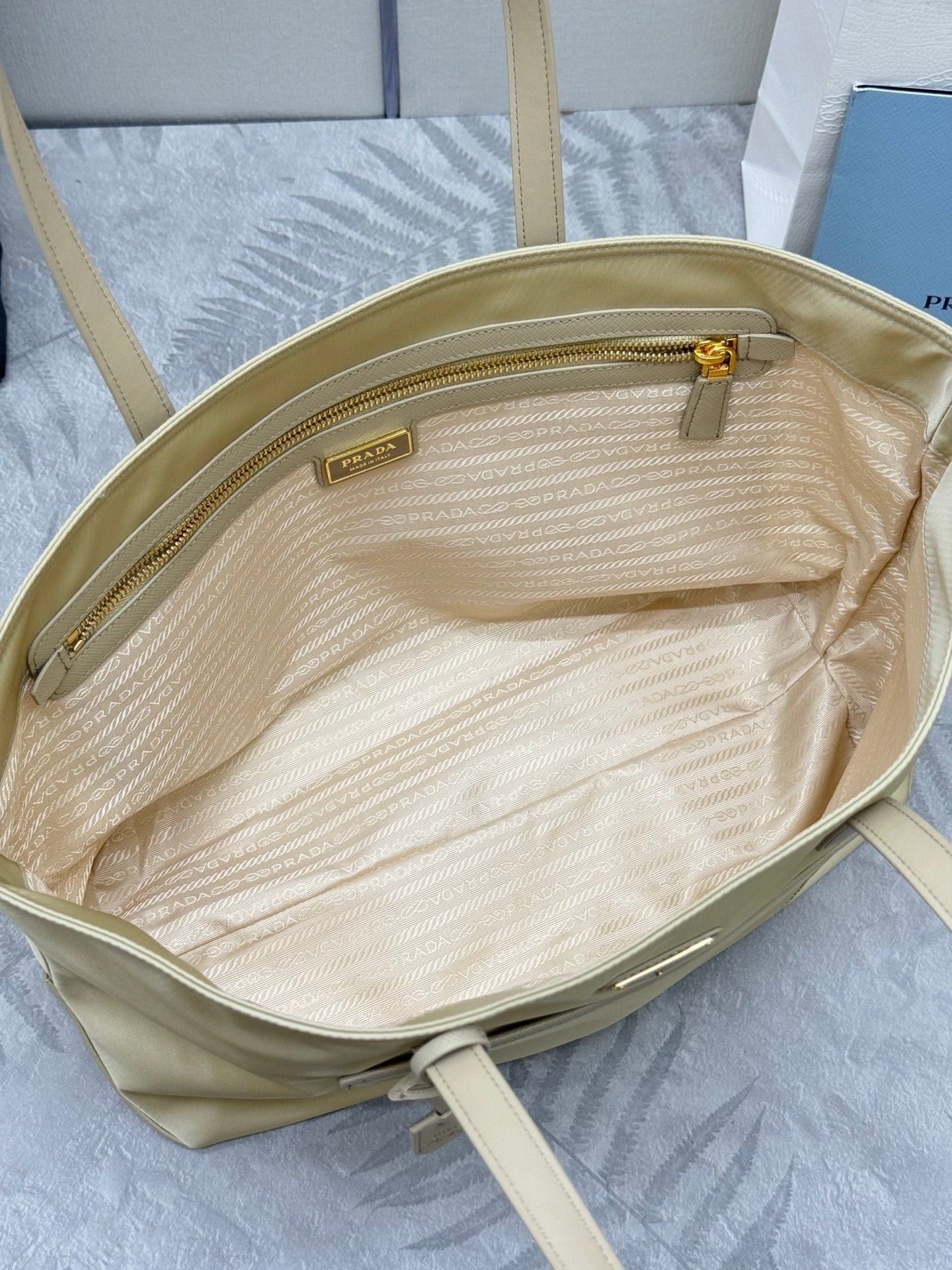 {Style No: NG54F4JW} PRADA 25S RE-EDITION 1978 MEDIUM 35 IN DESERT BEIGE NYLON AND SAFFIANO CALFSKIN - Image 5