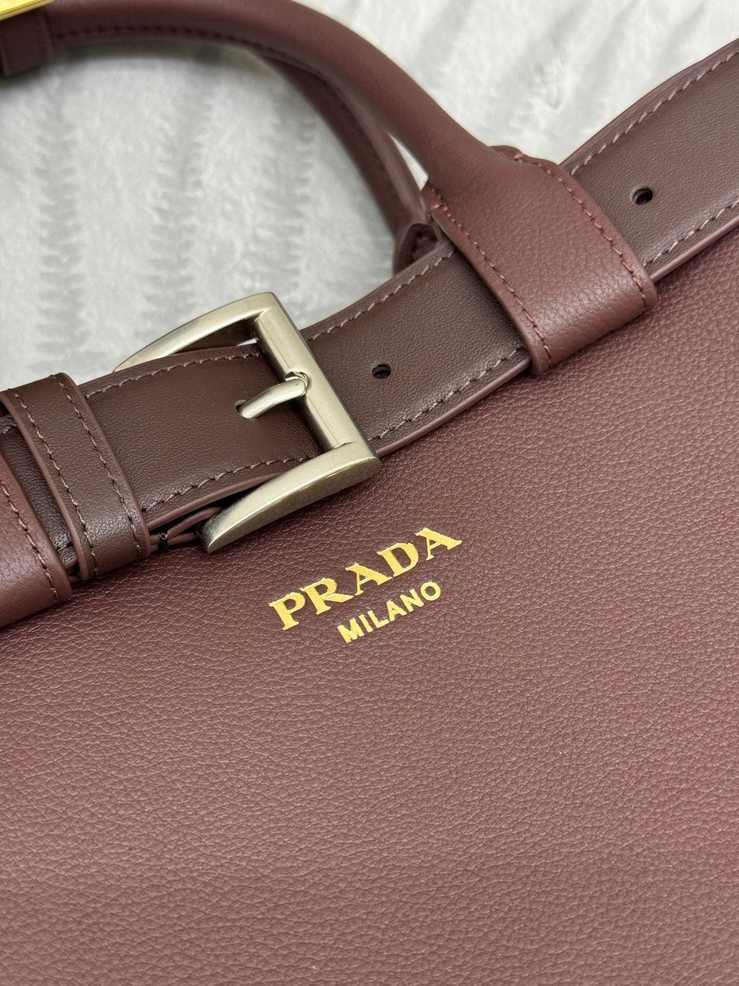 {Style No: UDFNT2AZ} PRADA 25S BUCKLE SMALL HANDBAG 32 IN RICH BROWN CALFSKIN GOLD HARDWARE - Image 3