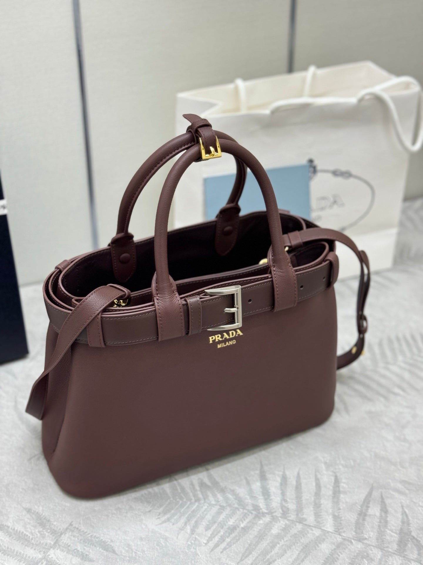 {Style No: T9GFEWP1} PRADA 25S BUCKLE SMALL HANDBAG 32 IN RICH BROWN CALFSKIN GOLD HARDWRE - Image 4