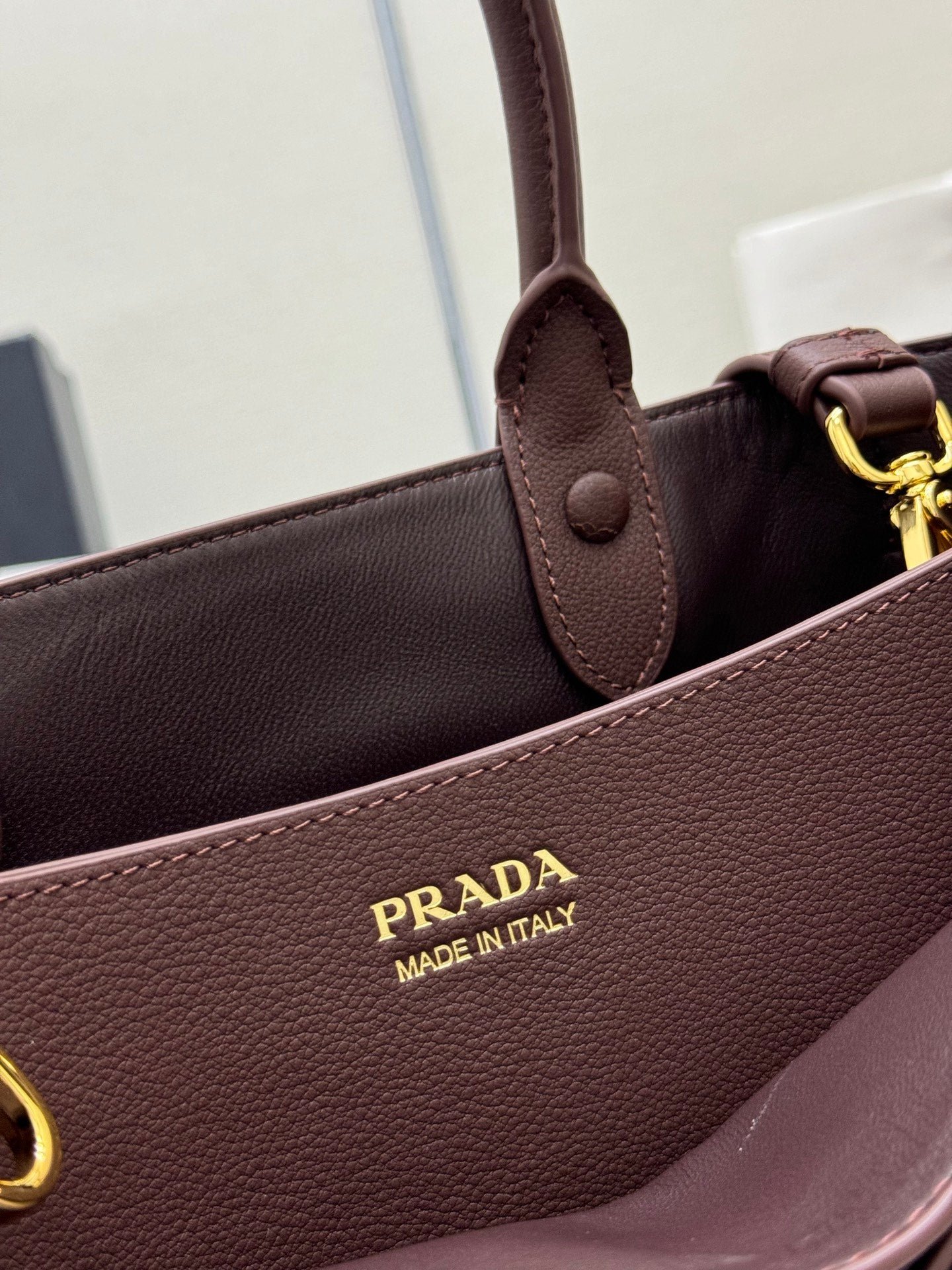 {Style No: UDFNT2AZ} PRADA 25S BUCKLE SMALL HANDBAG 32 IN RICH BROWN CALFSKIN GOLD HARDWARE - Image 6