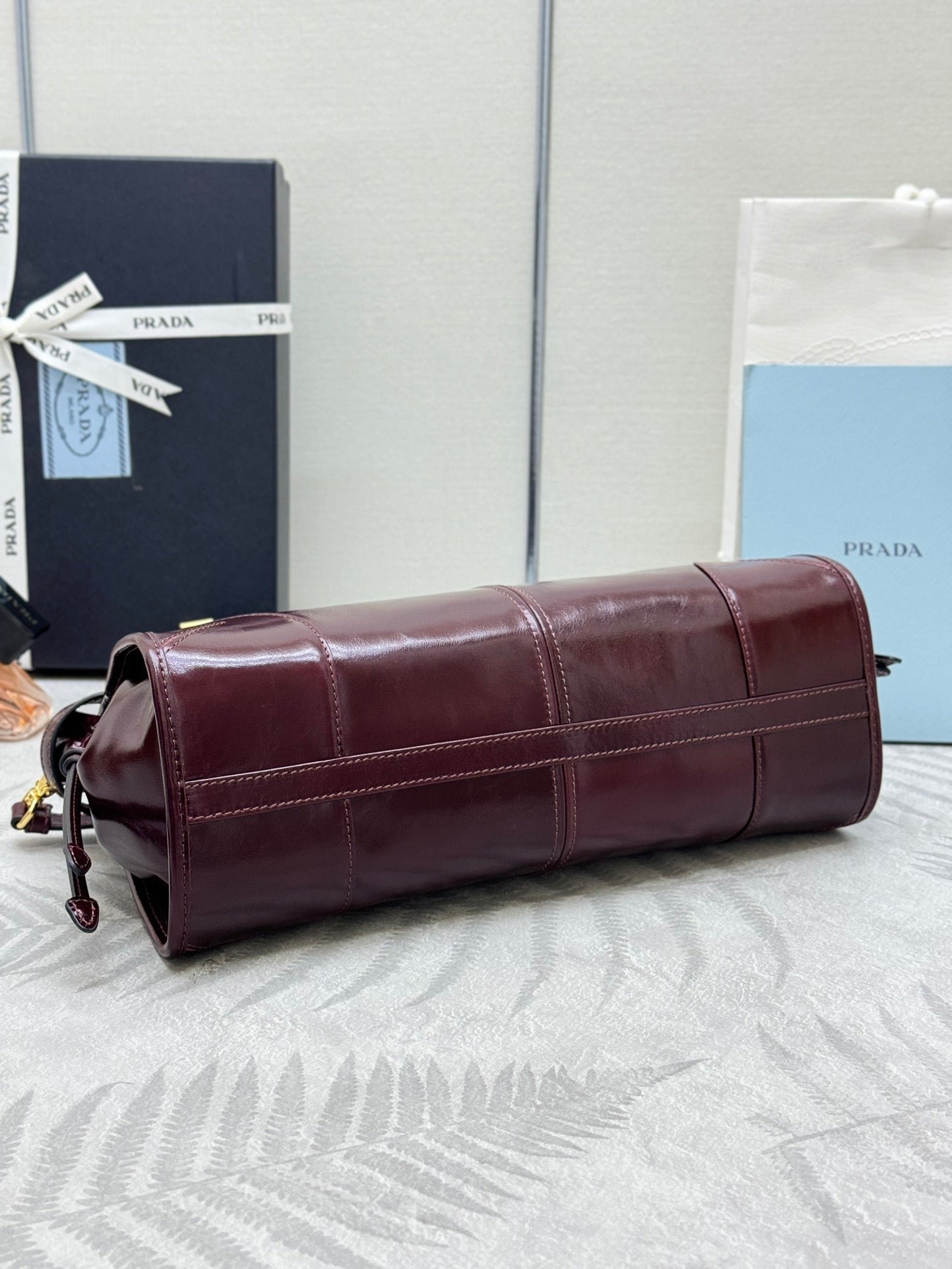 {Style No: LGWHTQEM} PRADA 25S BONNIE MEDIUM HANDBAG 32 IN BURGUNDY GLOSSY CALFSKIN - Image 8