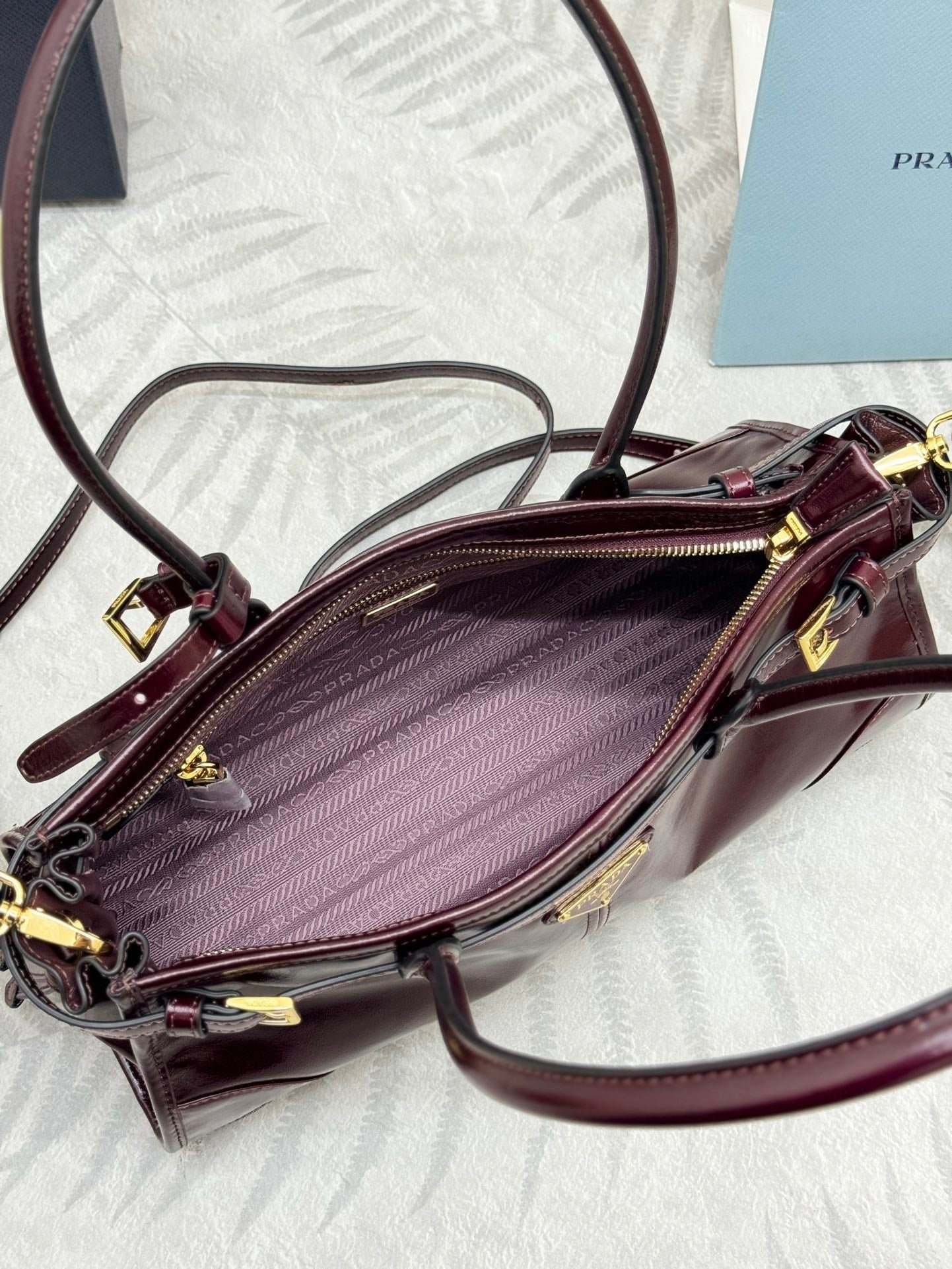 {Style No: LGWHTQEM} PRADA 25S BONNIE MEDIUM HANDBAG 32 IN BURGUNDY GLOSSY CALFSKIN - Image 5