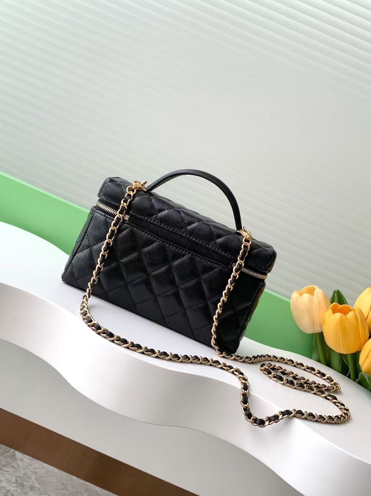 {Style No: PZBZEKCS} VANITY CASE 19 IN BLACK GRAINED CALFSKIN GOLD HARDWARE - Image 3