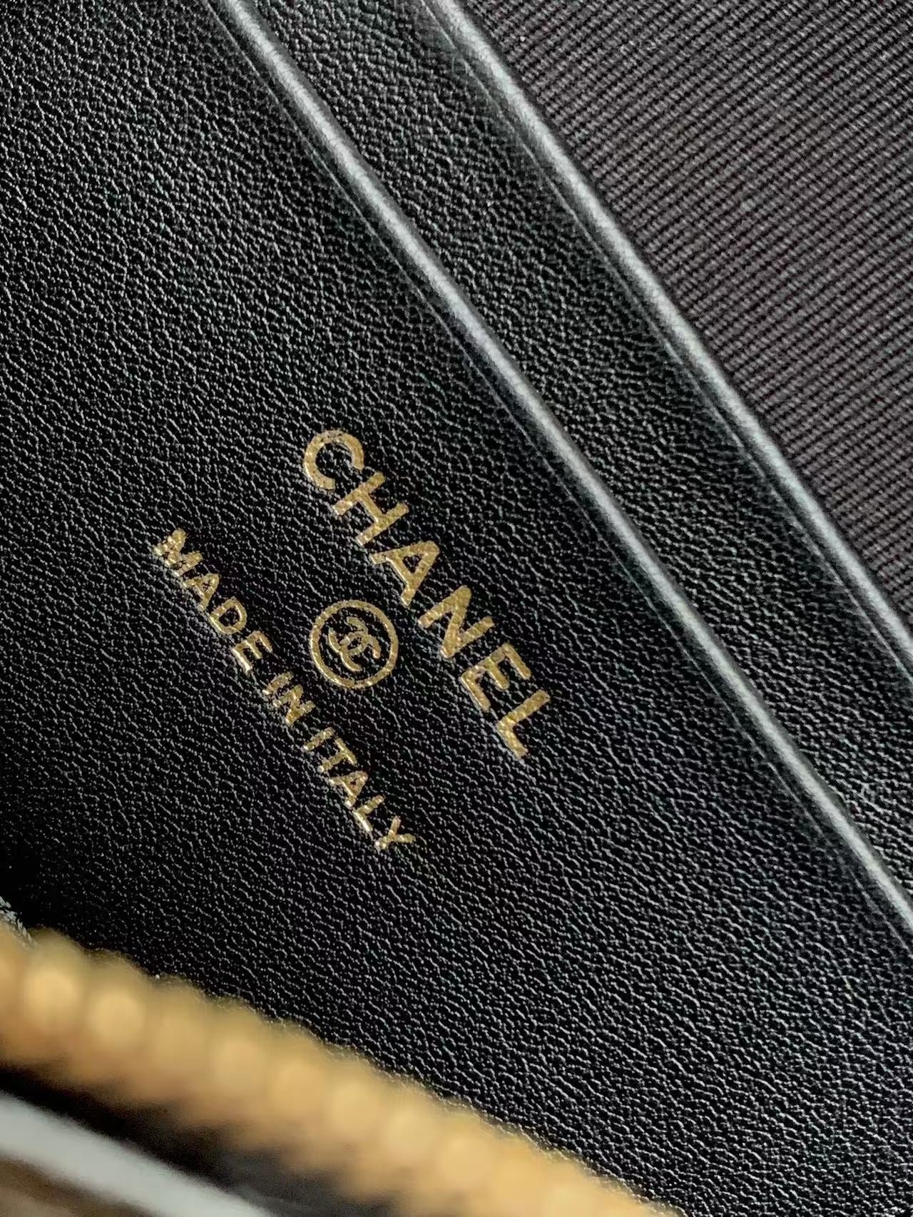 {Style No: PZBZEKCS} VANITY CASE 19 IN BLACK GRAINED CALFSKIN GOLD HARDWARE - Image 4