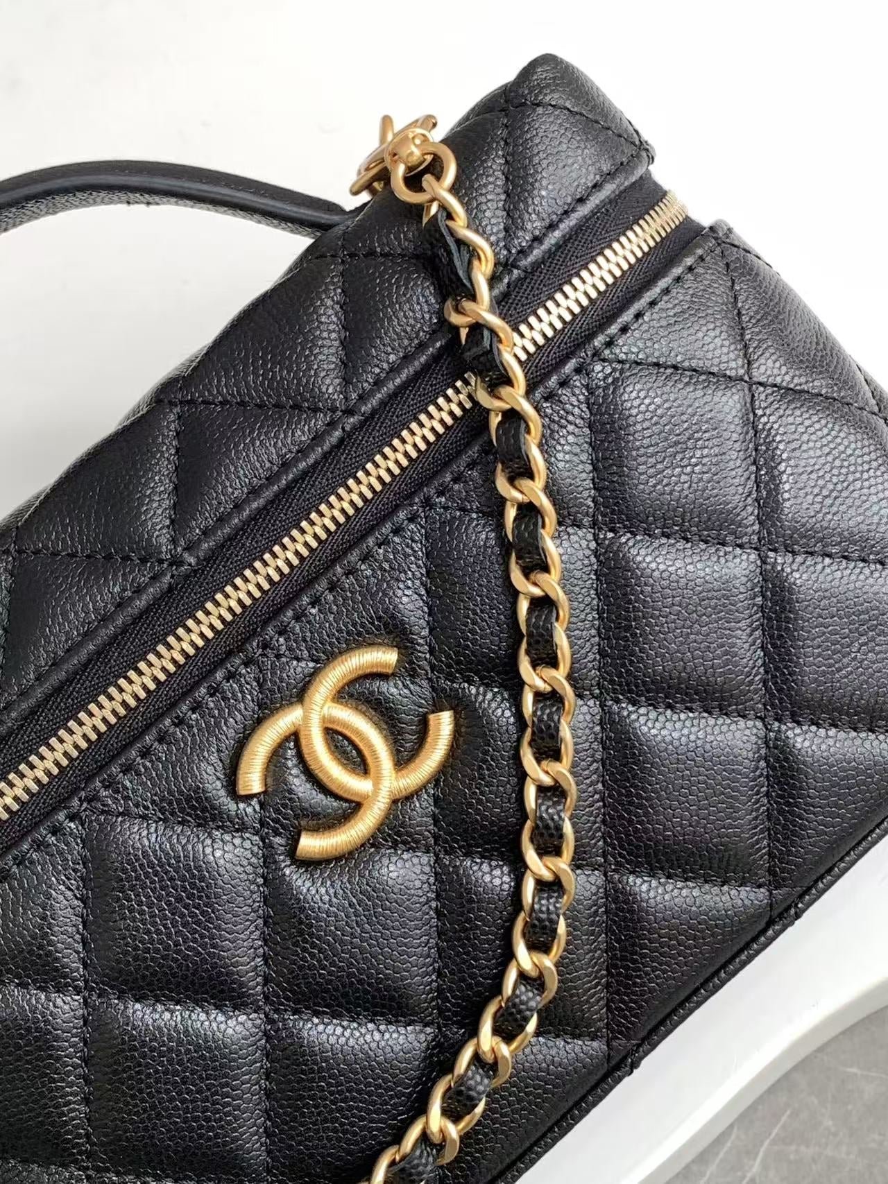 {Style No: PZBZEKCS} VANITY CASE 19 IN BLACK GRAINED CALFSKIN GOLD HARDWARE - Image 5