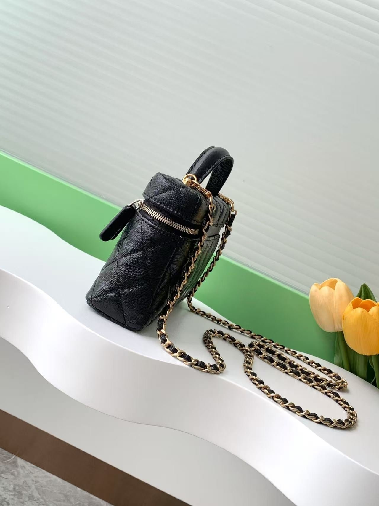 {Style No: PZBZEKCS} VANITY CASE 19 IN BLACK GRAINED CALFSKIN GOLD HARDWARE - Image 6