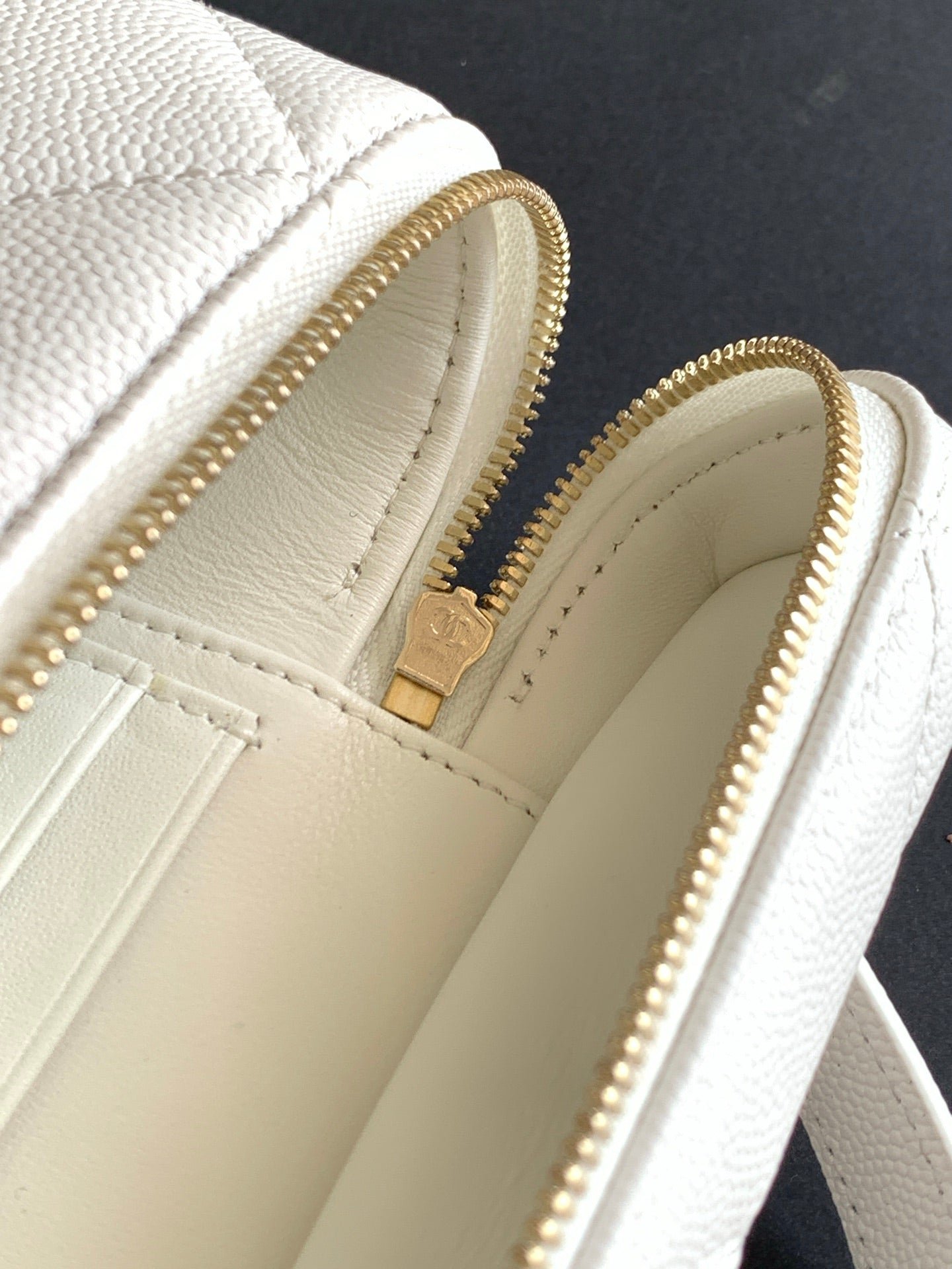 {Style No: VF4CV4L5} CHANEL 25S VANITY BAG 19.5 CM IN WHITE LAMBSKIN - Image 8