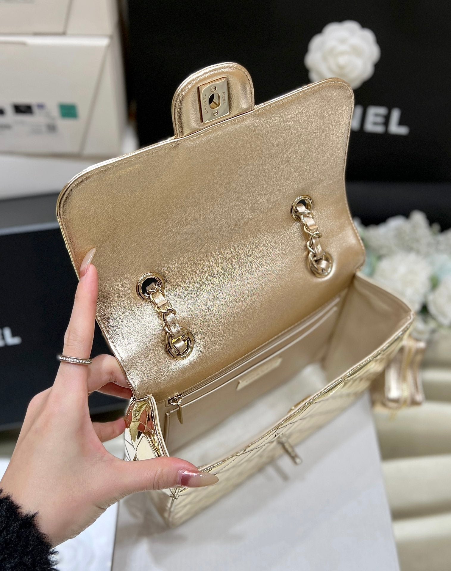 {Style No: YSUIXIQW} 25S CHANEL STAR GOLD 23 IN METALLIC GOLD CALFSKIN - Image 4