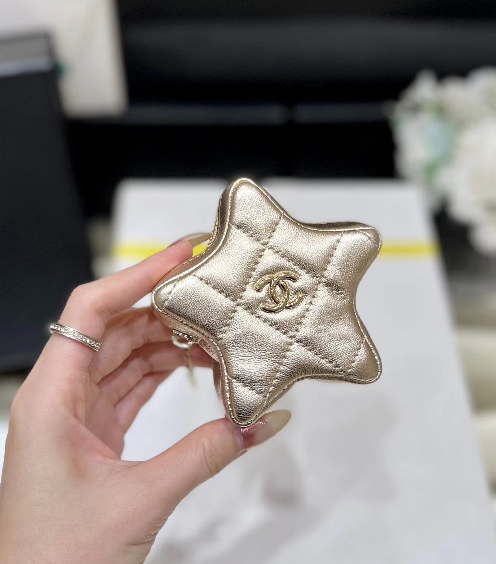 {Style No: YSUIXIQW} 25S CHANEL STAR GOLD 23 IN METALLIC GOLD CALFSKIN - Image 5