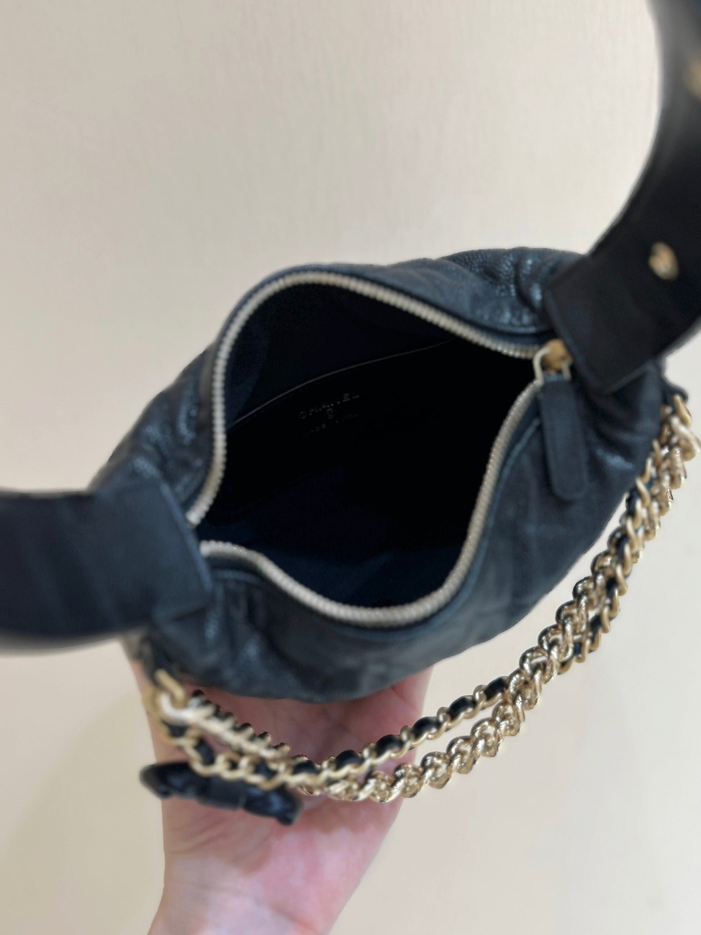 {Style No: J61O4MDU} CHANEL 25S HALFMOON BAG 18 IN BLACK CALFSKIN - Image 4