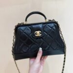 {Style No: BTTYDKN5} MEDIUM TOP HANDLE BAG 23 IN BLACK OIL-WAX LAMBSKIN GOLD HARDWARE