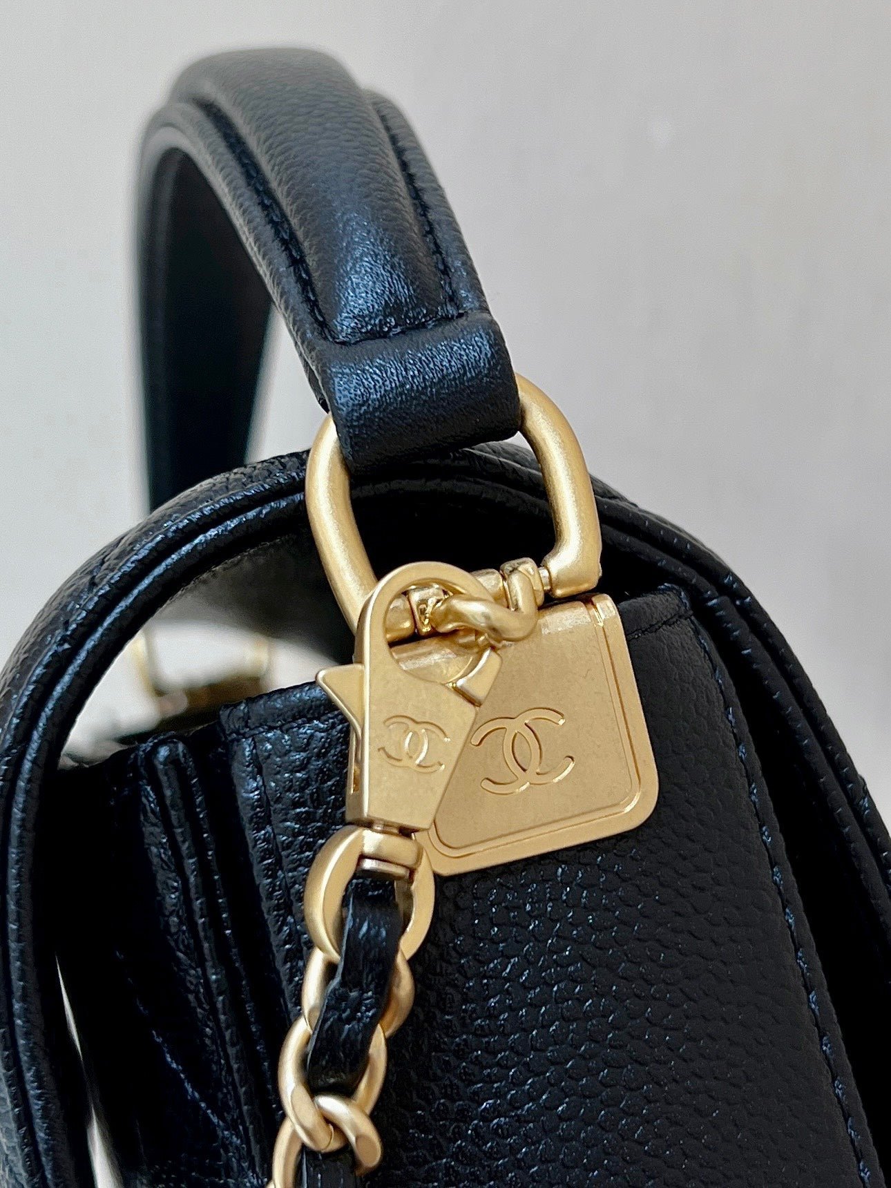 {Style No: 47UADNVL} CHANEL FLAP BAG 16 IN BLACK GRAINED CALFSKIN GOLD HARDWARE - Image 8