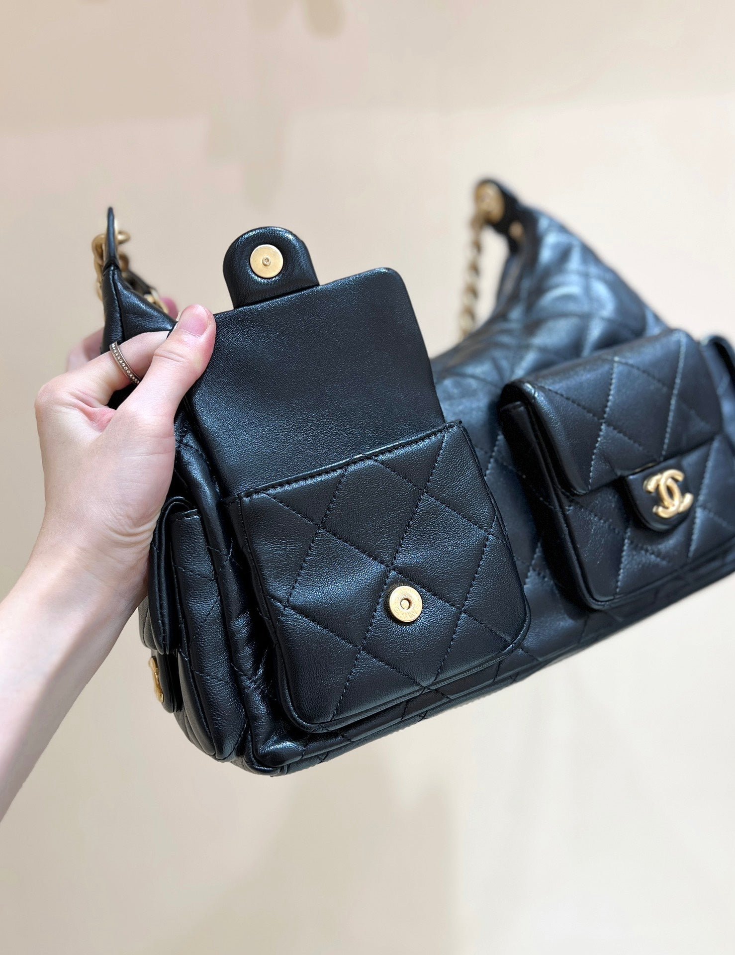 {Style No: MF3F7MPS} CHANEL QUILTED HOBO CARGO BAG 35 IN BLACK CALFSKIN GOLD CHAIN - Image 5