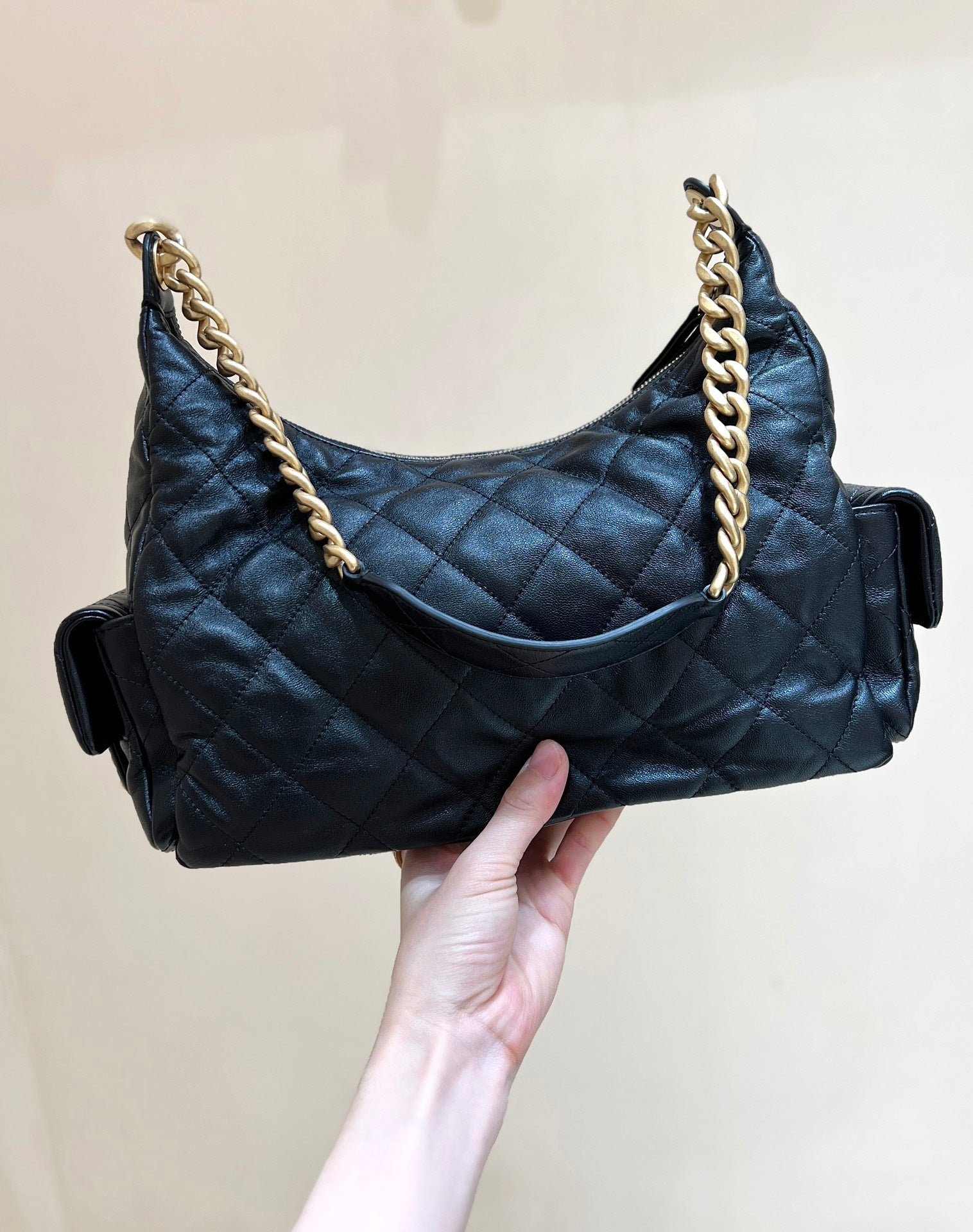 {Style No: MF3F7MPS} CHANEL QUILTED HOBO CARGO BAG 35 IN BLACK CALFSKIN GOLD CHAIN - Image 2