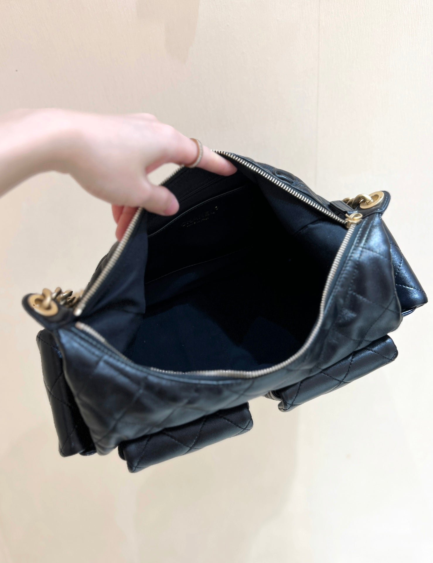 {Style No: MF3F7MPS} CHANEL QUILTED HOBO CARGO BAG 35 IN BLACK CALFSKIN GOLD CHAIN - Image 4