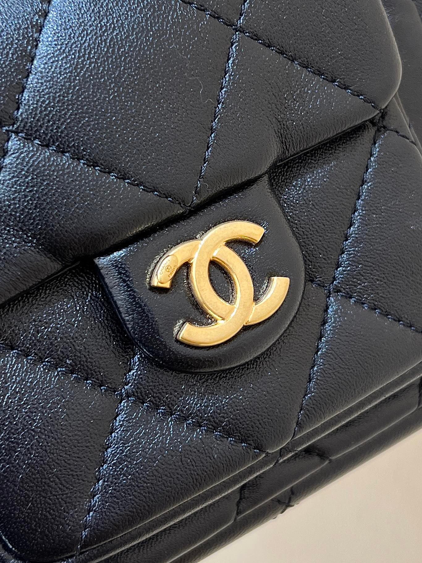{Style No: MF3F7MPS} CHANEL QUILTED HOBO CARGO BAG 35 IN BLACK CALFSKIN GOLD CHAIN - Image 7