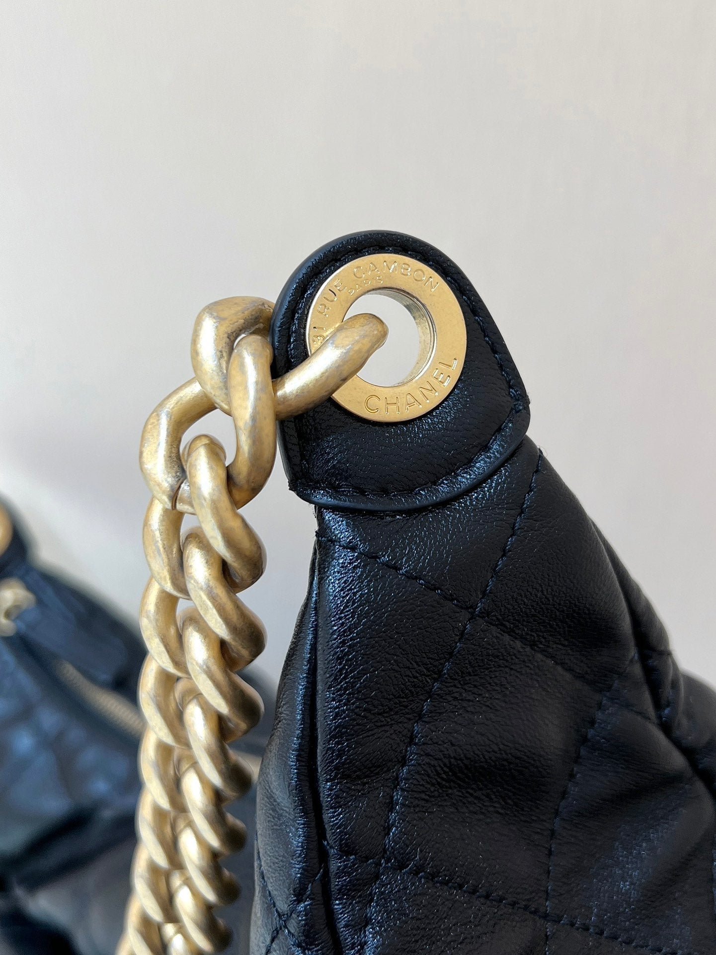 {Style No: MF3F7MPS} CHANEL QUILTED HOBO CARGO BAG 35 IN BLACK CALFSKIN GOLD CHAIN - Image 9