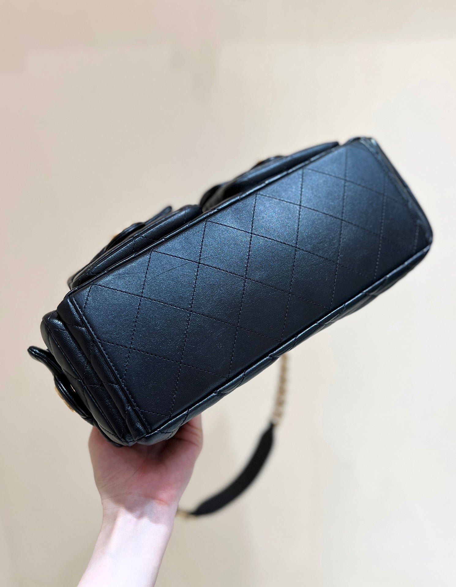 {Style No: MF3F7MPS} CHANEL QUILTED HOBO CARGO BAG 35 IN BLACK CALFSKIN GOLD CHAIN - Image 6
