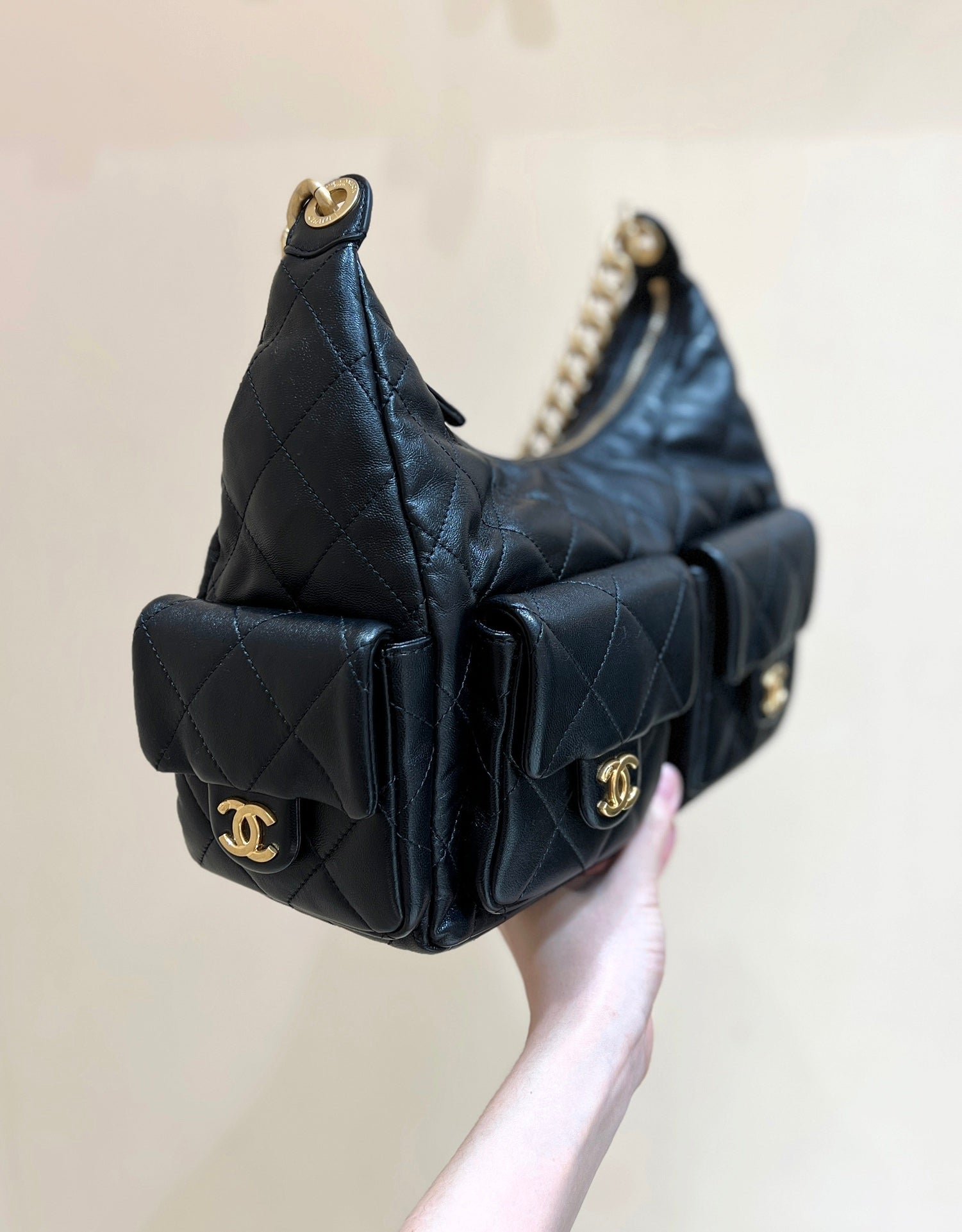 {Style No: MF3F7MPS} CHANEL QUILTED HOBO CARGO BAG 35 IN BLACK CALFSKIN GOLD CHAIN - Image 3