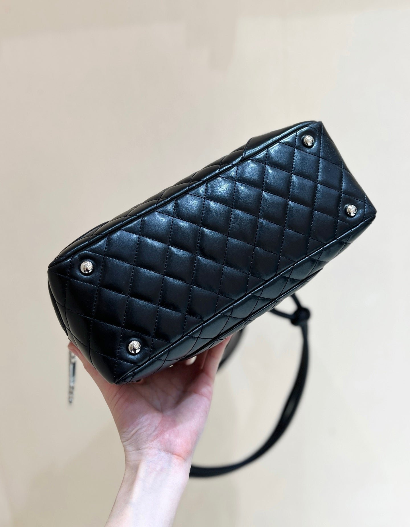 {Style No: UQ8RZZ64} 25S CHANEL CAMBON BOSTON BAG 27 IN FULL BLACK CALFSKIN - Image 9