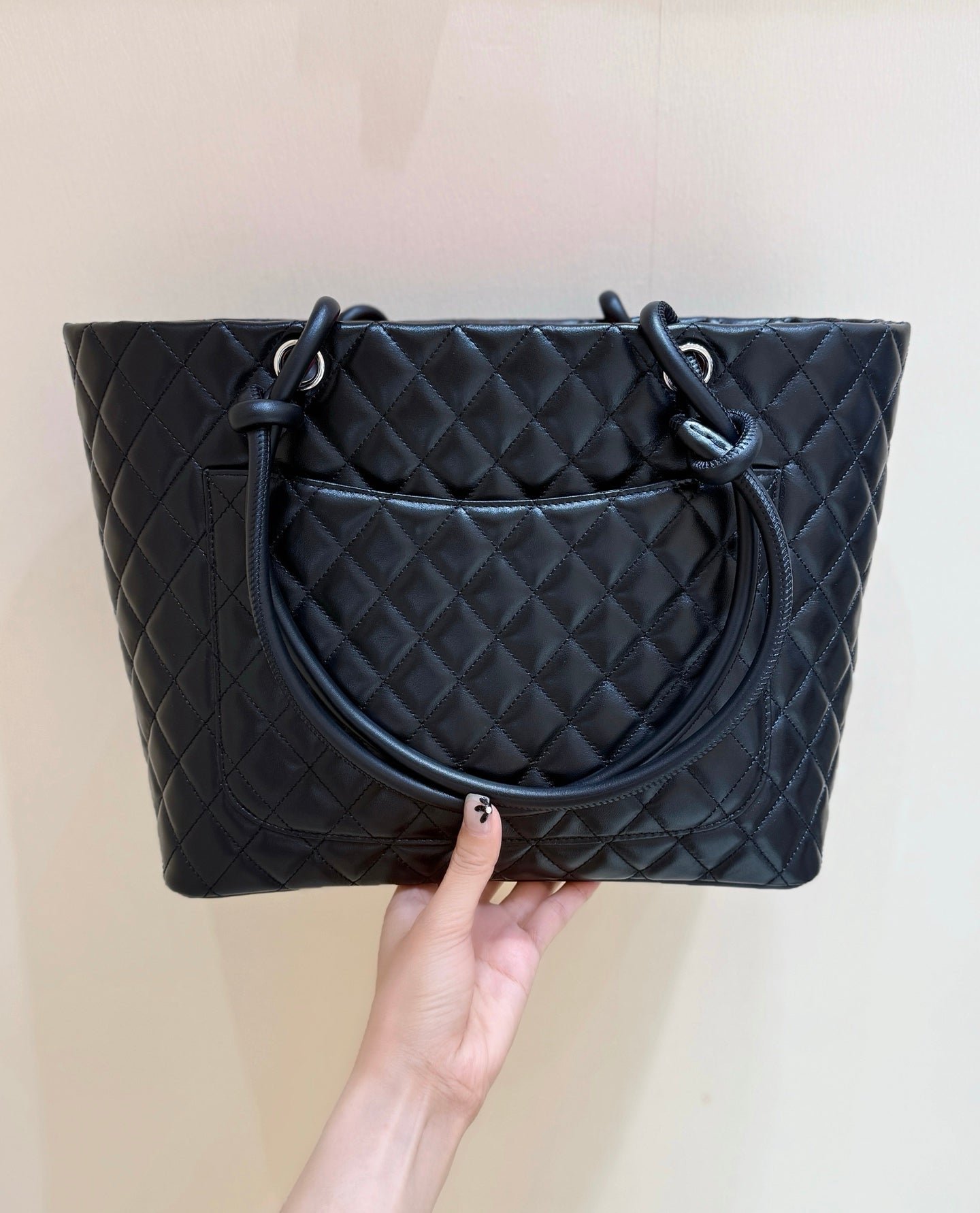{Style No: 9K6JHTH5} CHANEL 25S CAMBON LIGNE TOTE BAG 30 IN BLACK AND WHITE LAMBSKIN - Image 4