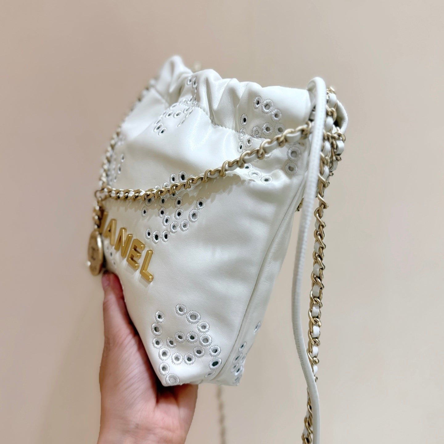 {Style No: OEPZYAWY} 25S CHANEL MINI BAG 20 IN IVORY LAMBSKIN - Image 6