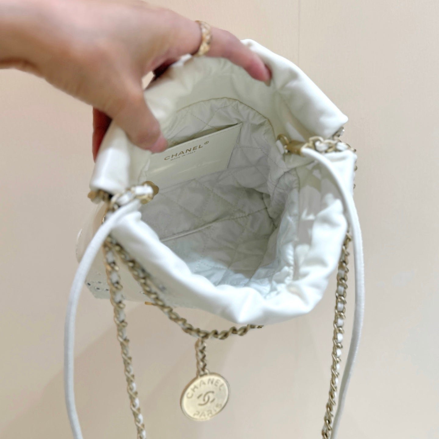 {Style No: OEPZYAWY} 25S CHANEL MINI BAG 20 IN IVORY LAMBSKIN - Image 7