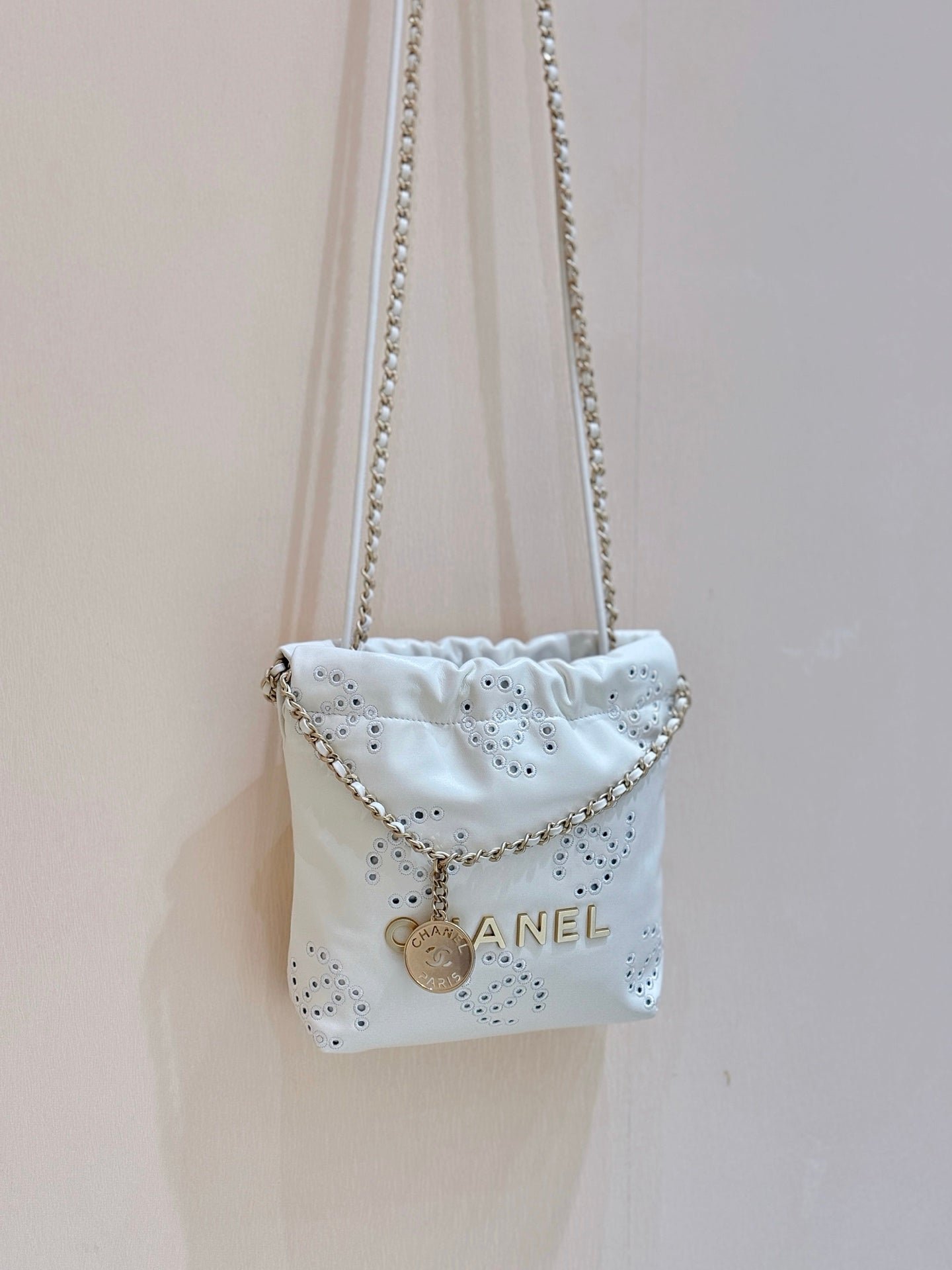 {Style No: OEPZYAWY} 25S CHANEL MINI BAG 20 IN IVORY LAMBSKIN - Image 9