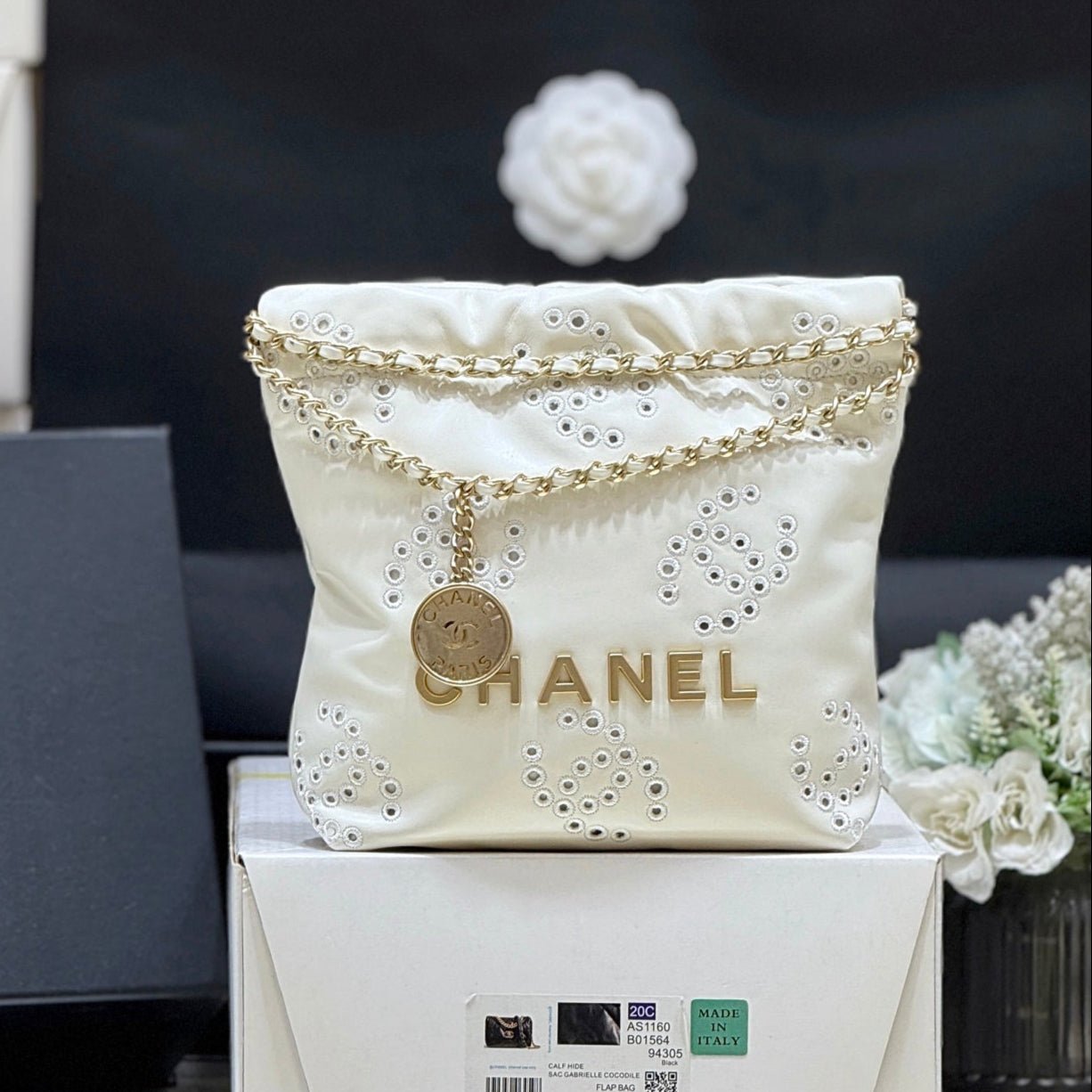 {Style No: OEPZYAWY} 25S CHANEL MINI BAG 20 IN IVORY LAMBSKIN