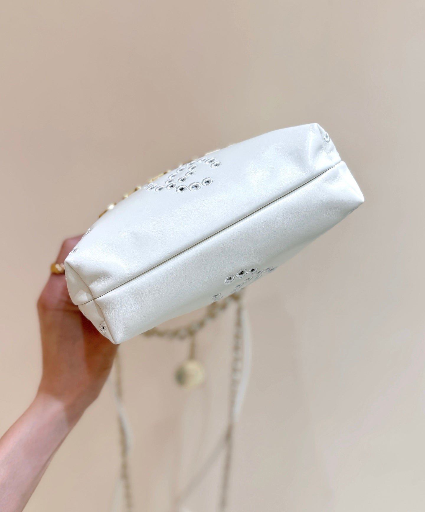 {Style No: OEPZYAWY} 25S CHANEL MINI BAG 20 IN IVORY LAMBSKIN - Image 8
