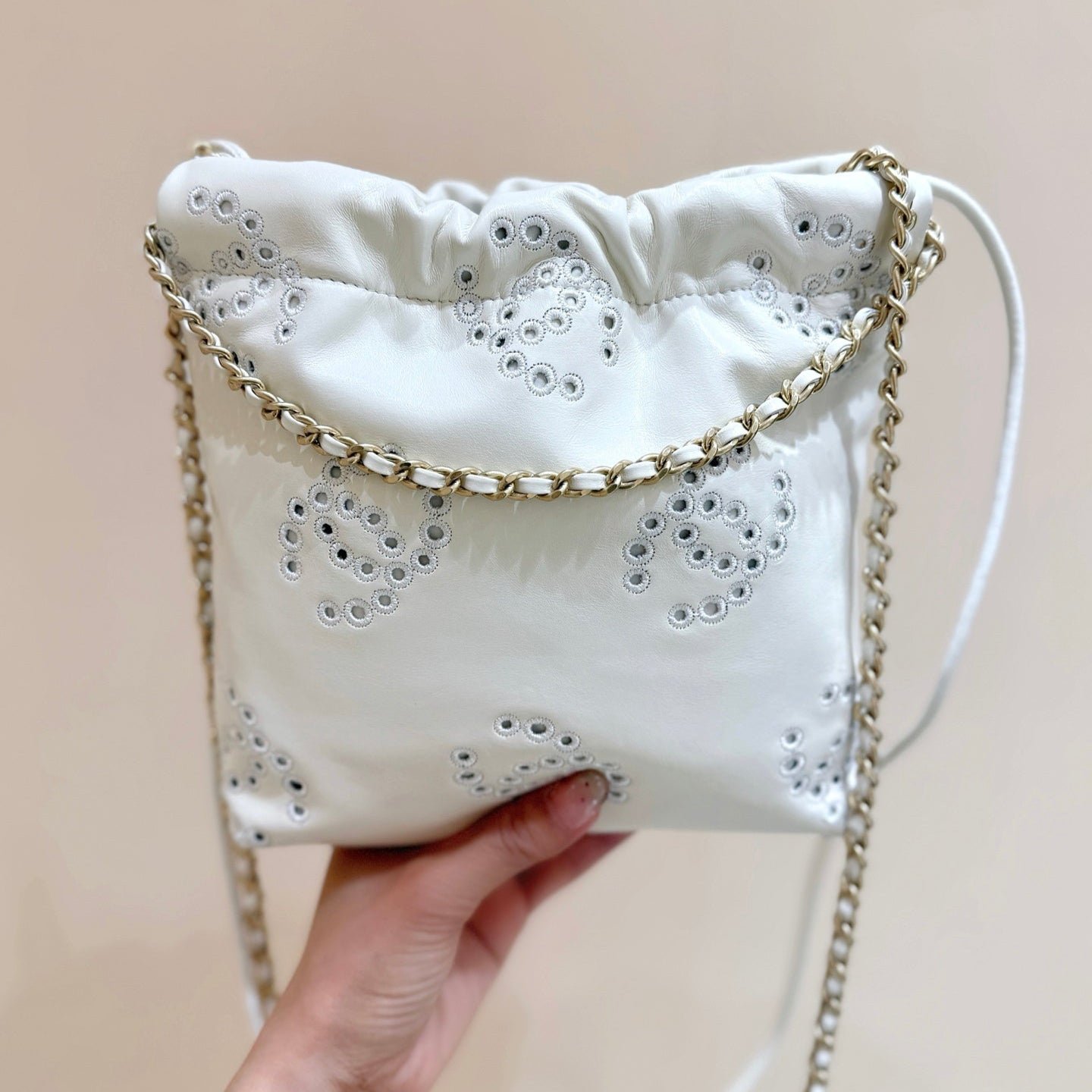 {Style No: OEPZYAWY} 25S CHANEL MINI BAG 20 IN IVORY LAMBSKIN - Image 5