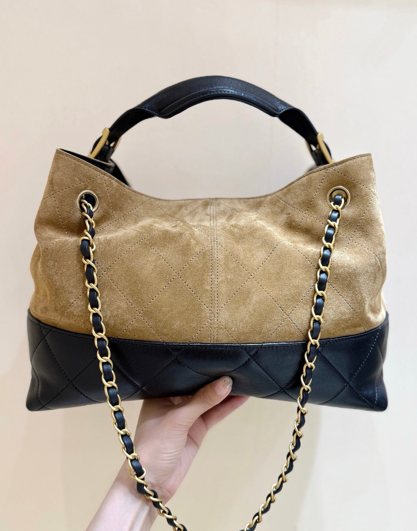 {Style No: VXUQG4MX} CHANEL 25S LARGE HOBO BAG 36 IN SUEDE COMBINED WITH LAMBSKIN GOLD HARDWARE - Image 2