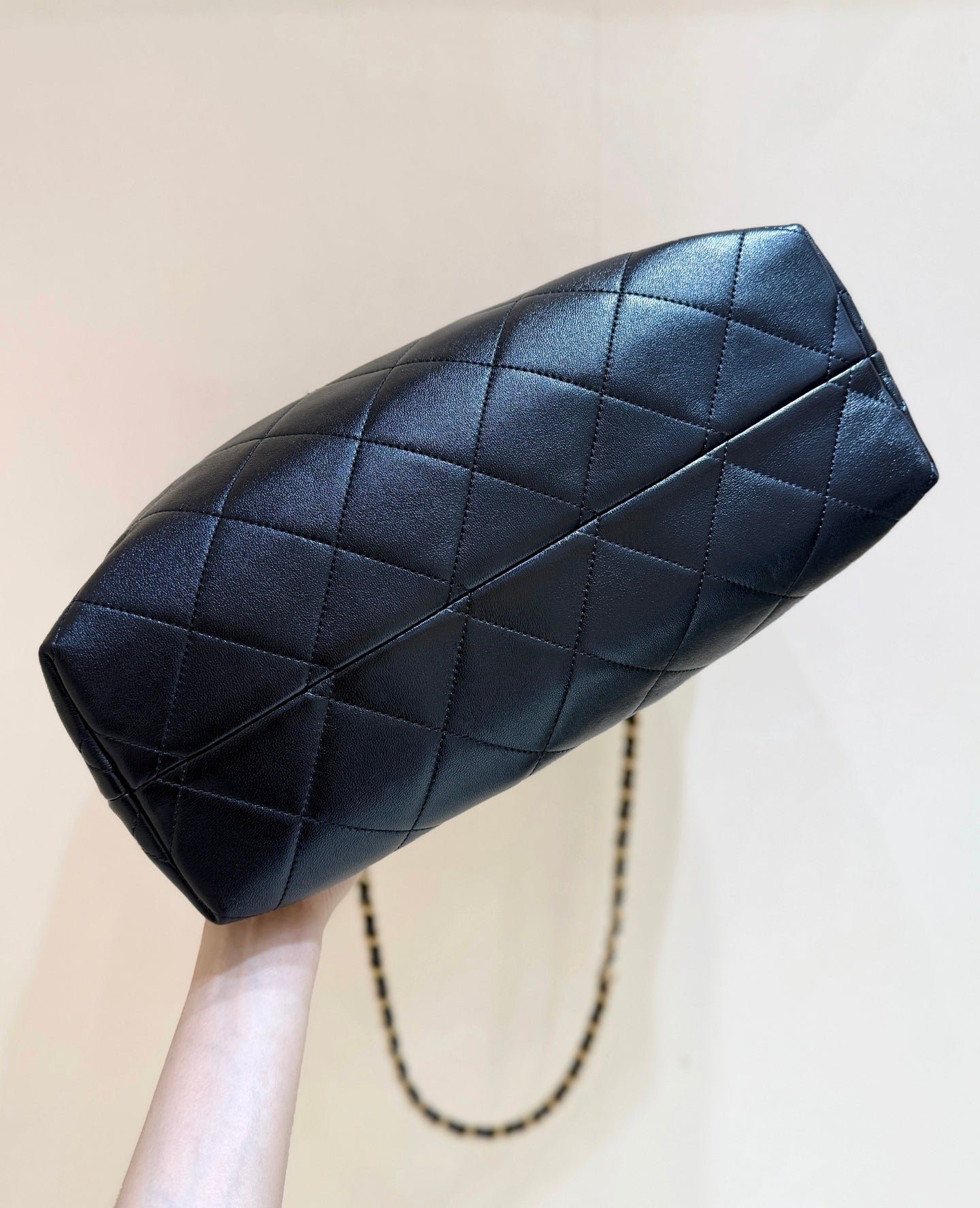 {Style No: VXUQG4MX} CHANEL 25S LARGE HOBO BAG 36 IN SUEDE COMBINED WITH LAMBSKIN GOLD HARDWARE - Image 5