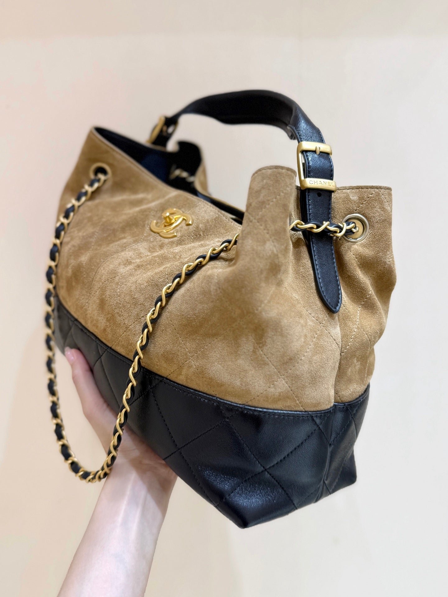 {Style No: VXUQG4MX} CHANEL 25S LARGE HOBO BAG 36 IN SUEDE COMBINED WITH LAMBSKIN GOLD HARDWARE - Image 3