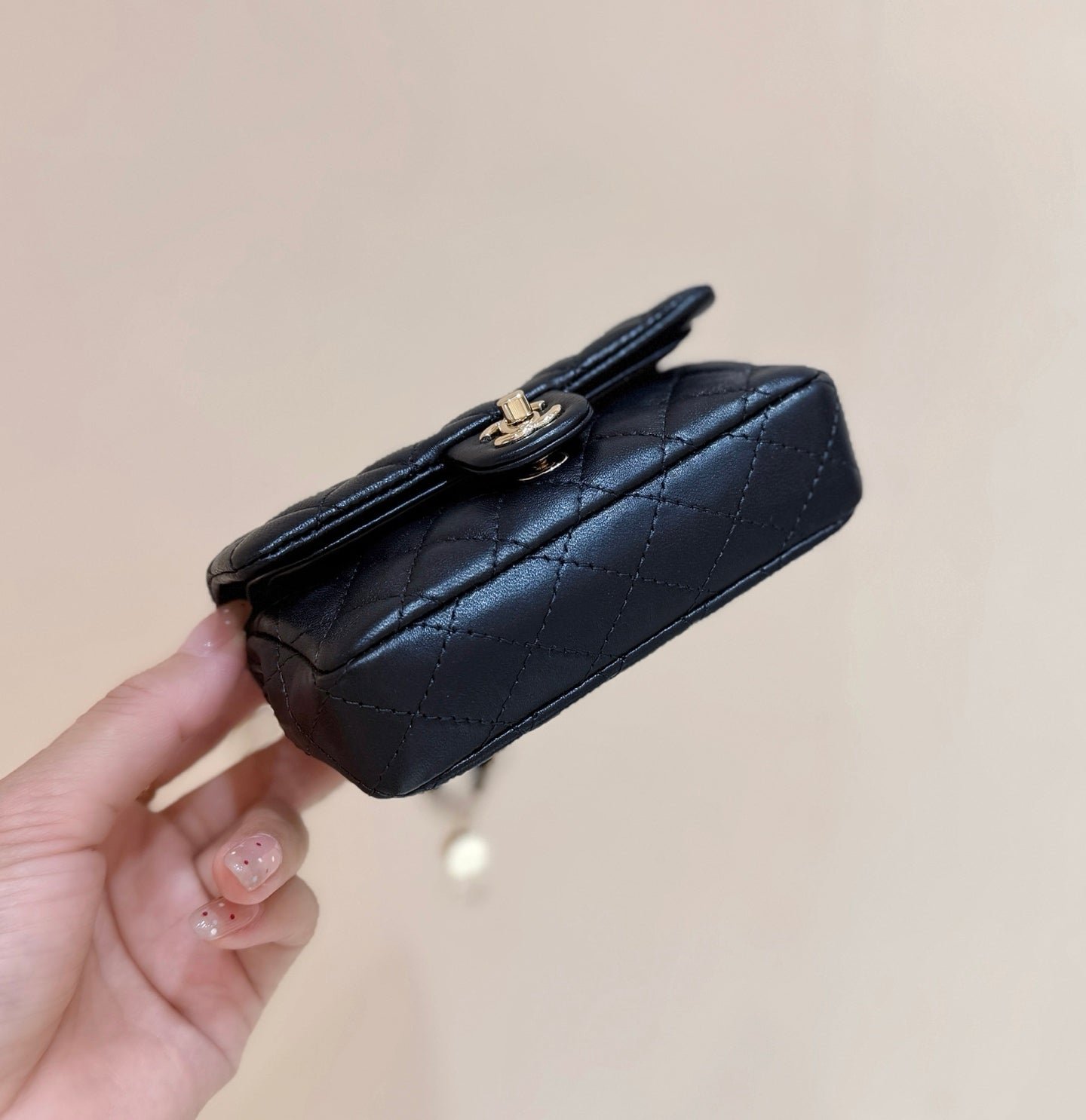 {Style No: 1W334QKB} 25S CHANEL MINI CF BAG 12 IN BLACK LAMBSKIN HEART MODEL - Image 7